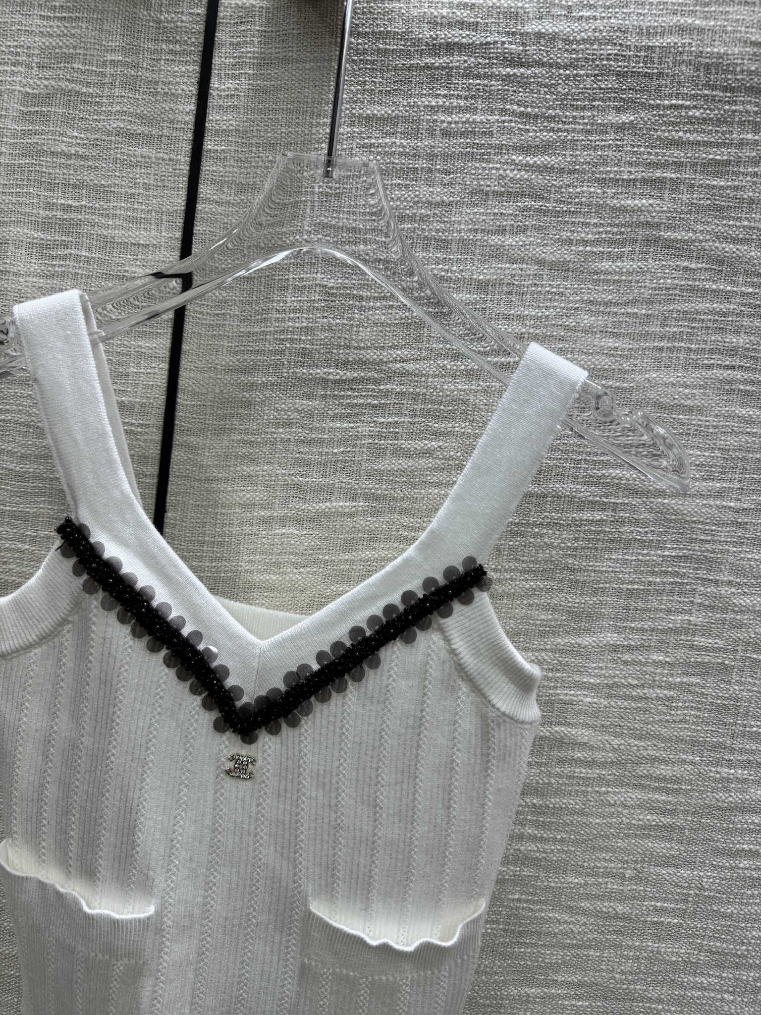 Chanel - Коллекция ?Ранняя весна? 2403-24: Трикотажная майка с V-образным вырезом, расшитая пайетками.