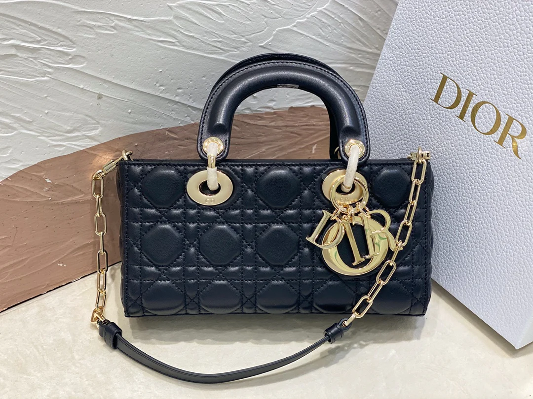 Сумочка Dior Lady d Joy, маленькая, из черной овечьей кожи с узором ?каннаж?.
