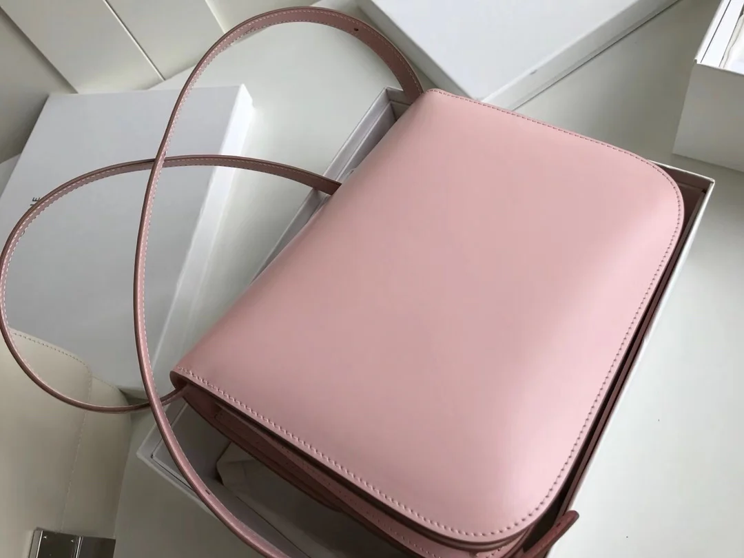 Сумка Celine Box Medium из полированной телячьей кожи — розовая с серебряными пряжками.
