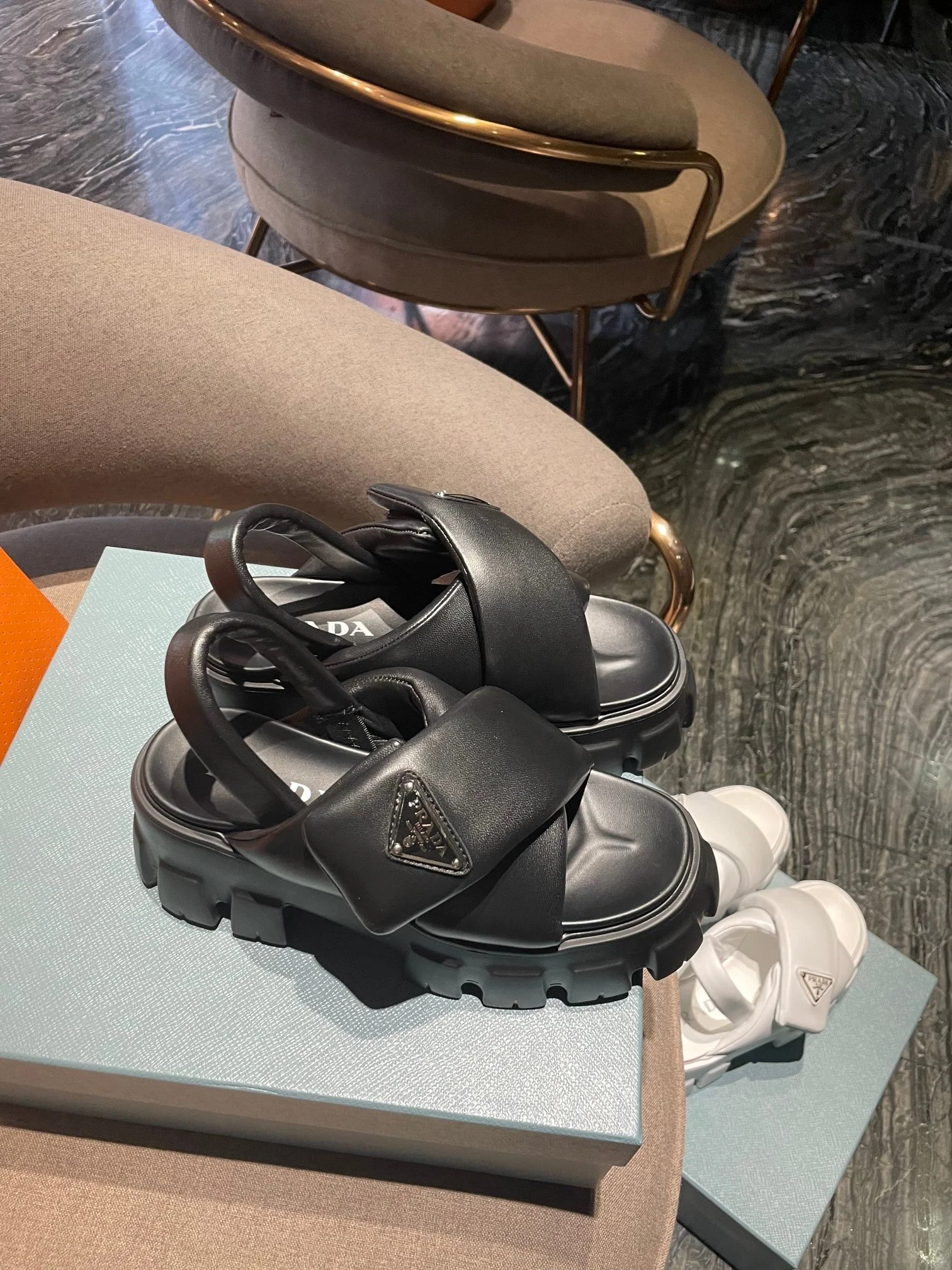 Новинка весны 2023 года от Prada - сандалии-пуховики - черные.