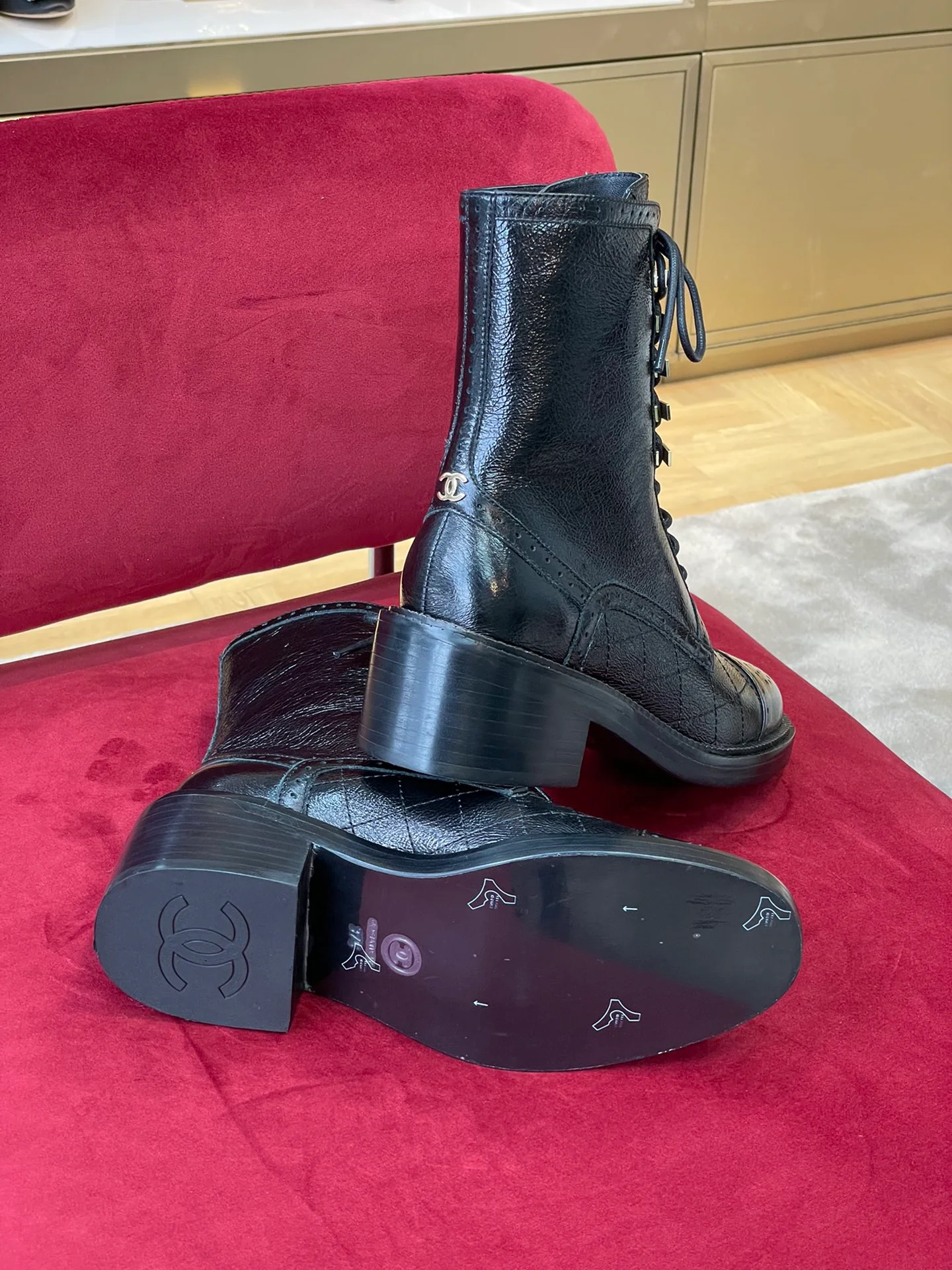 Новинка 2022 года от Chanel - Мотоциклетные ботинки с закругленным носком - Черные