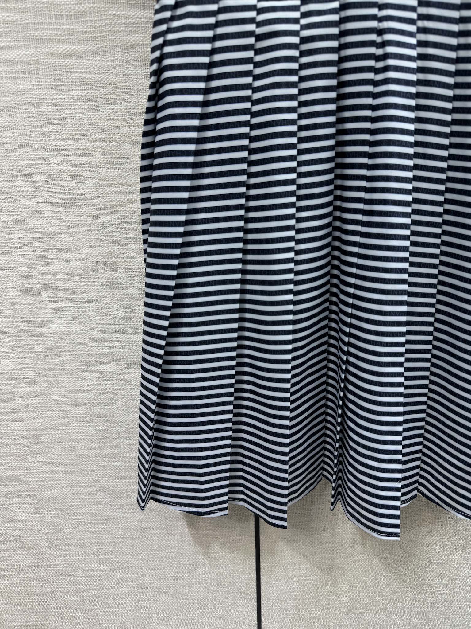 Платье Chanel 2403 с воротником, украшенным множеством пайеток, и короткими рукавами - синее.