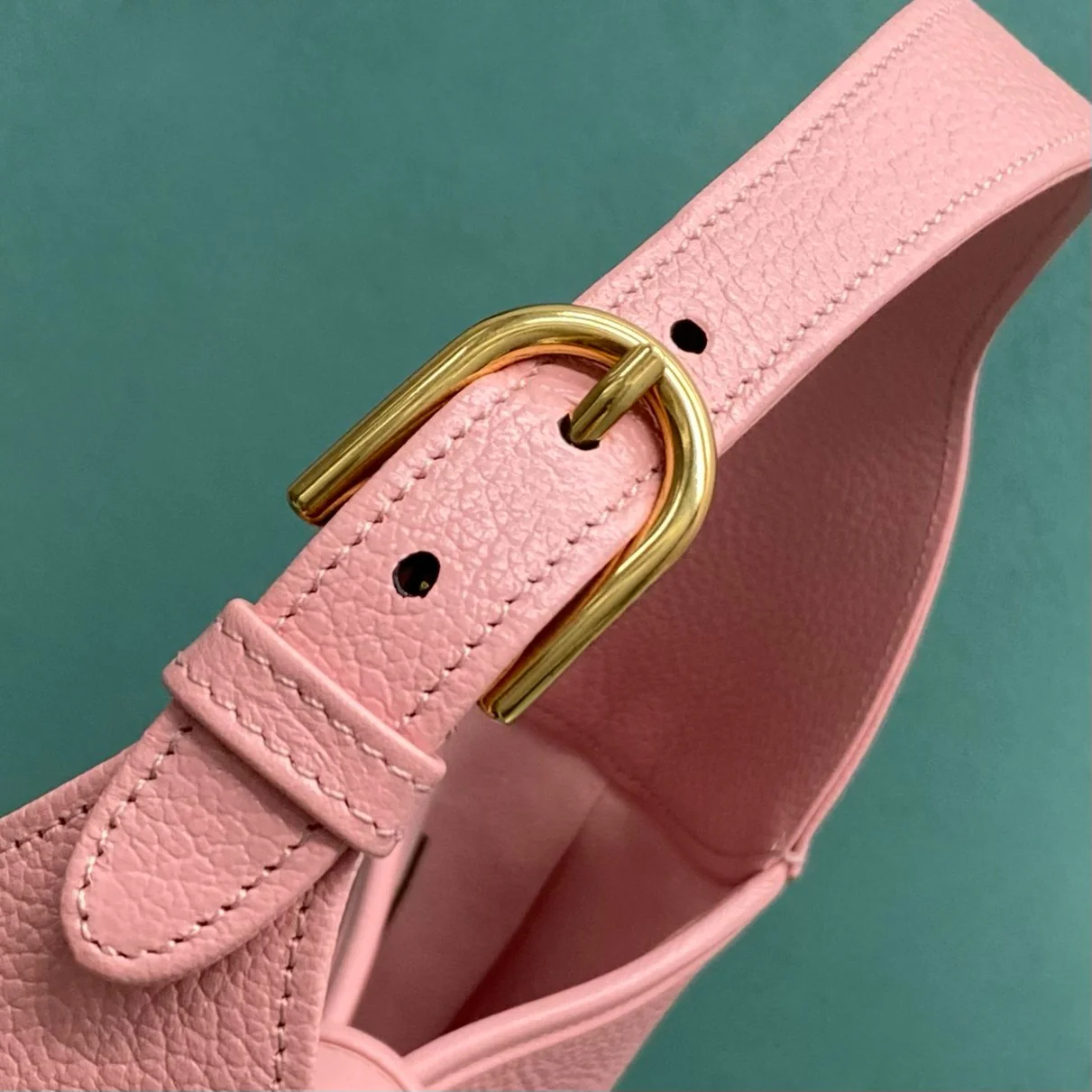 Весенняя коллекция Gucci 2023 — Сумка через плечо ?Полумесяц? — Розовая