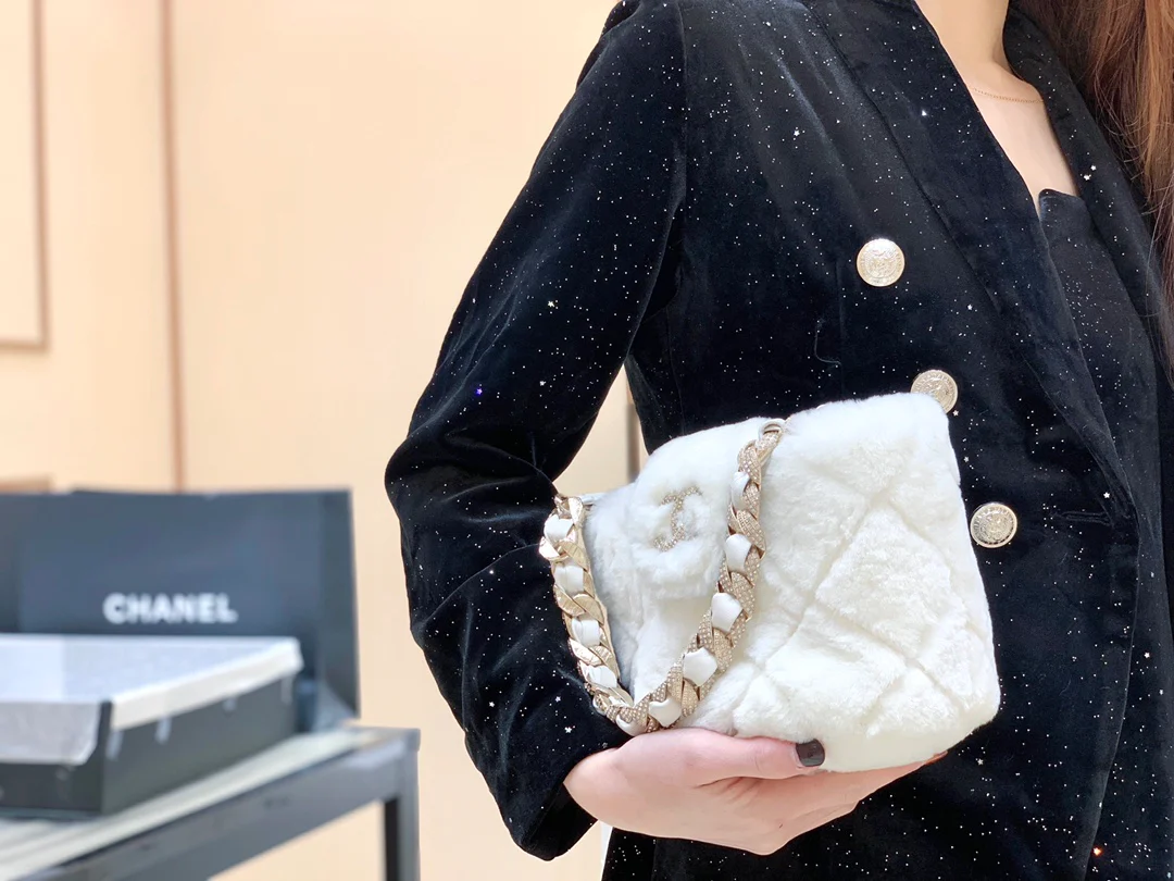 Сумка Chanel из овчины с бриллиантовой цепочкой - 2 шт.