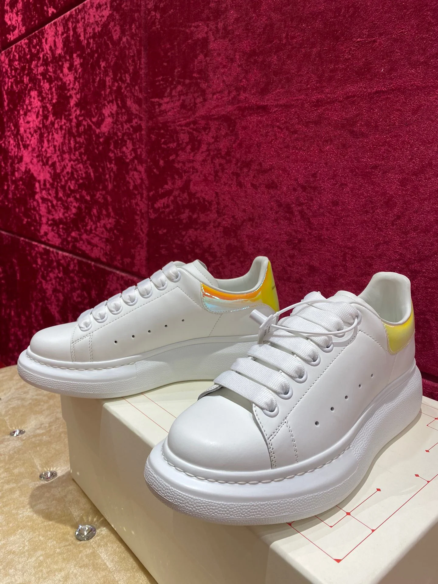 McQueen - Классические белые кроссовки - Желтая задняя часть