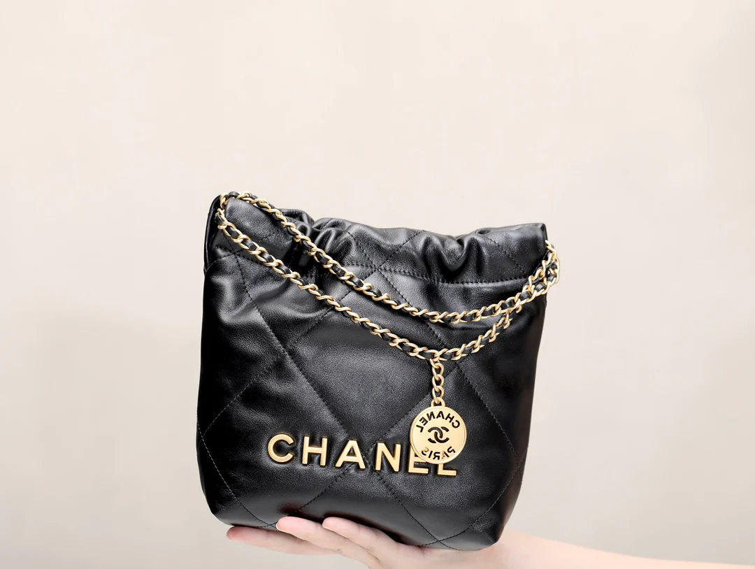 Новинка сезона весна/лето 2023 от Chanel - сумка 22 - мини - черно-золотая - фото в действии.