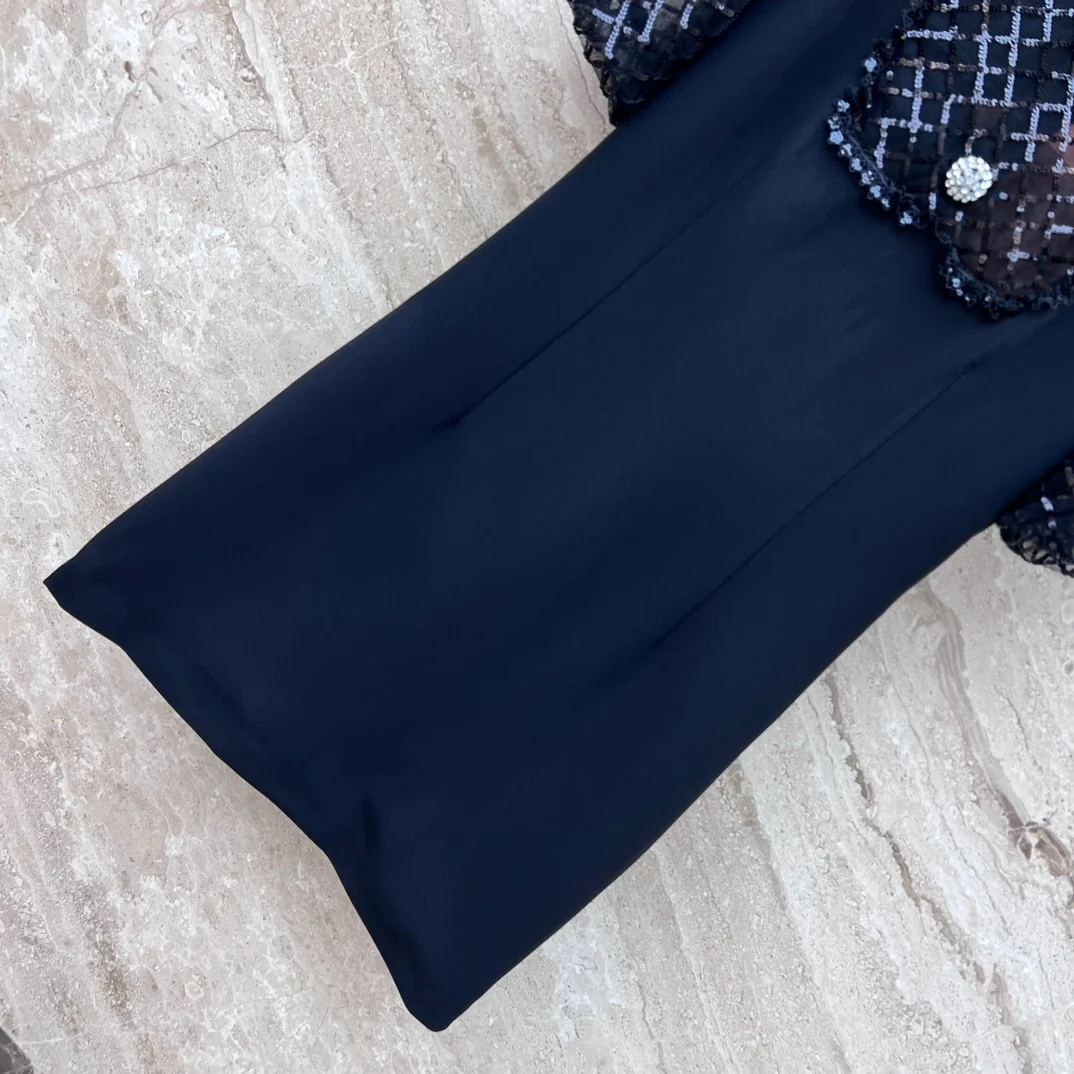 Новинка сезона весна/лето 2024 от Miu Miu - комбинезон А-силуэта с короткими рукавами, украшенный стразами и пайетками на груди.