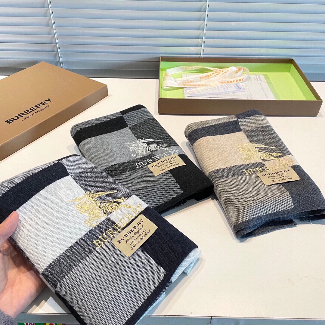 Классический клетчатый шарф Burberry 2024 — черный