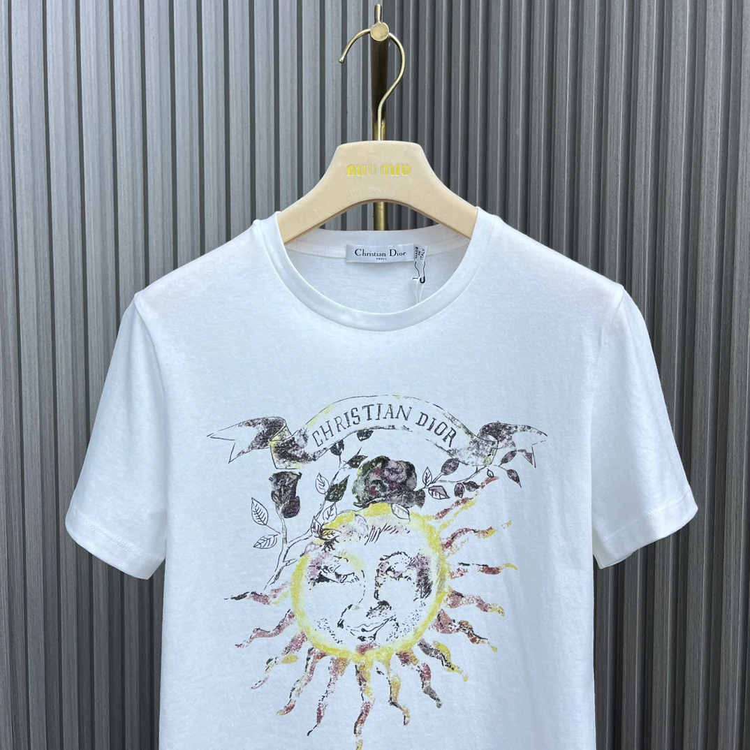 Dior - 2403-24 Новинка: Футболка с круглым вырезом и принтом в виде солнца - Белая