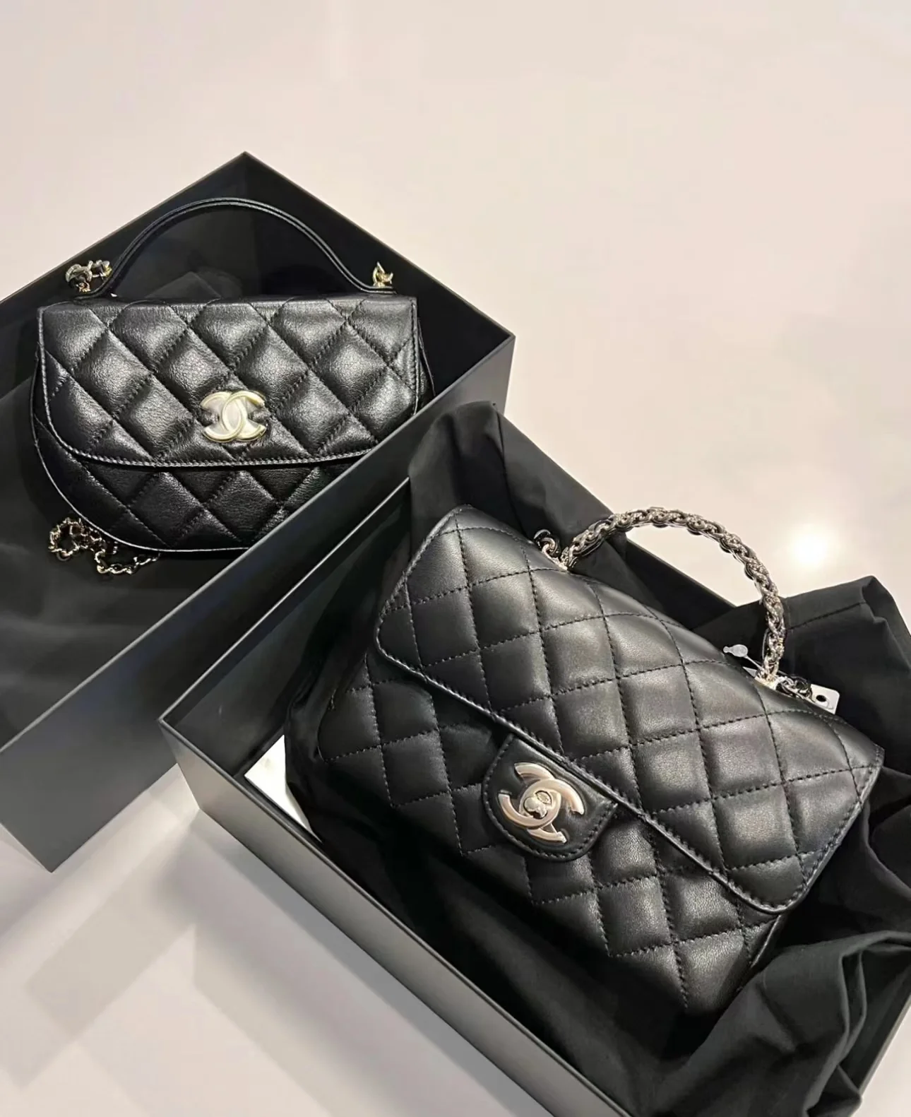 Ручка сумки Chanel 23a CF со стразами - черная