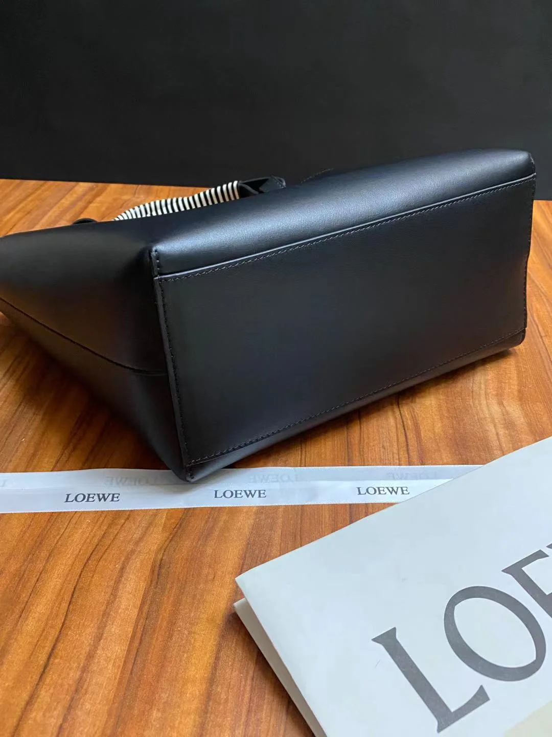 Сумка-тоут Loewe Anagram из черной кожи