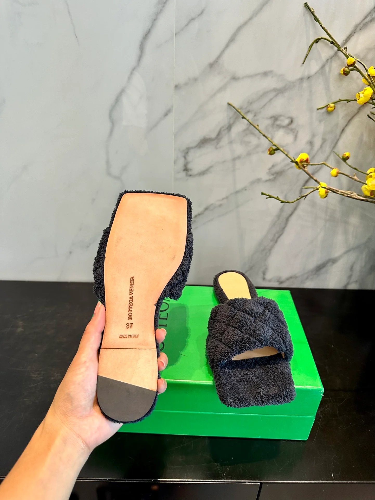 Новинка 2023 года от BV - Серия плюшевых тапочек - Черные