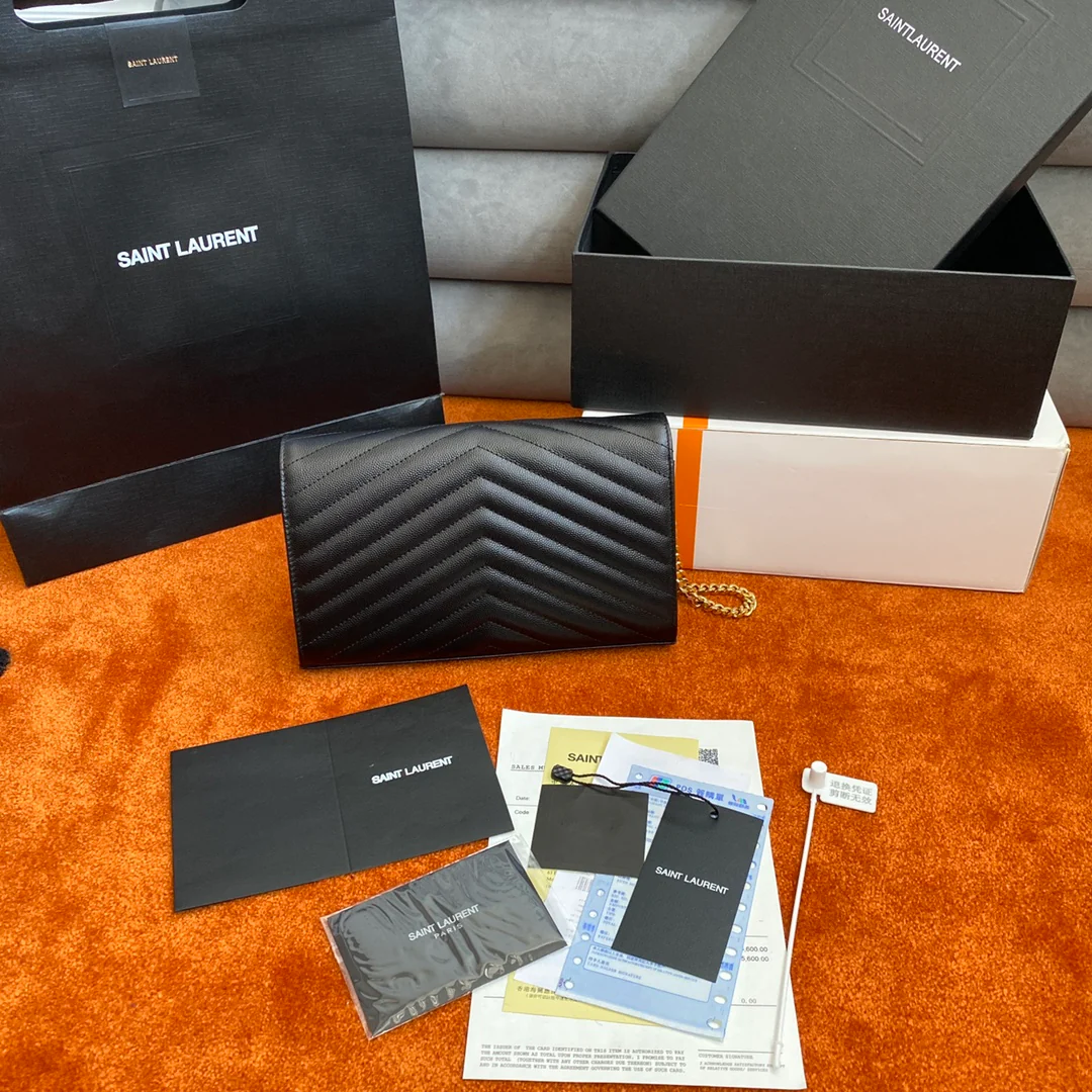 Сумка-конверт YSL с монограммой из икры — черная с золотой фурнитурой.