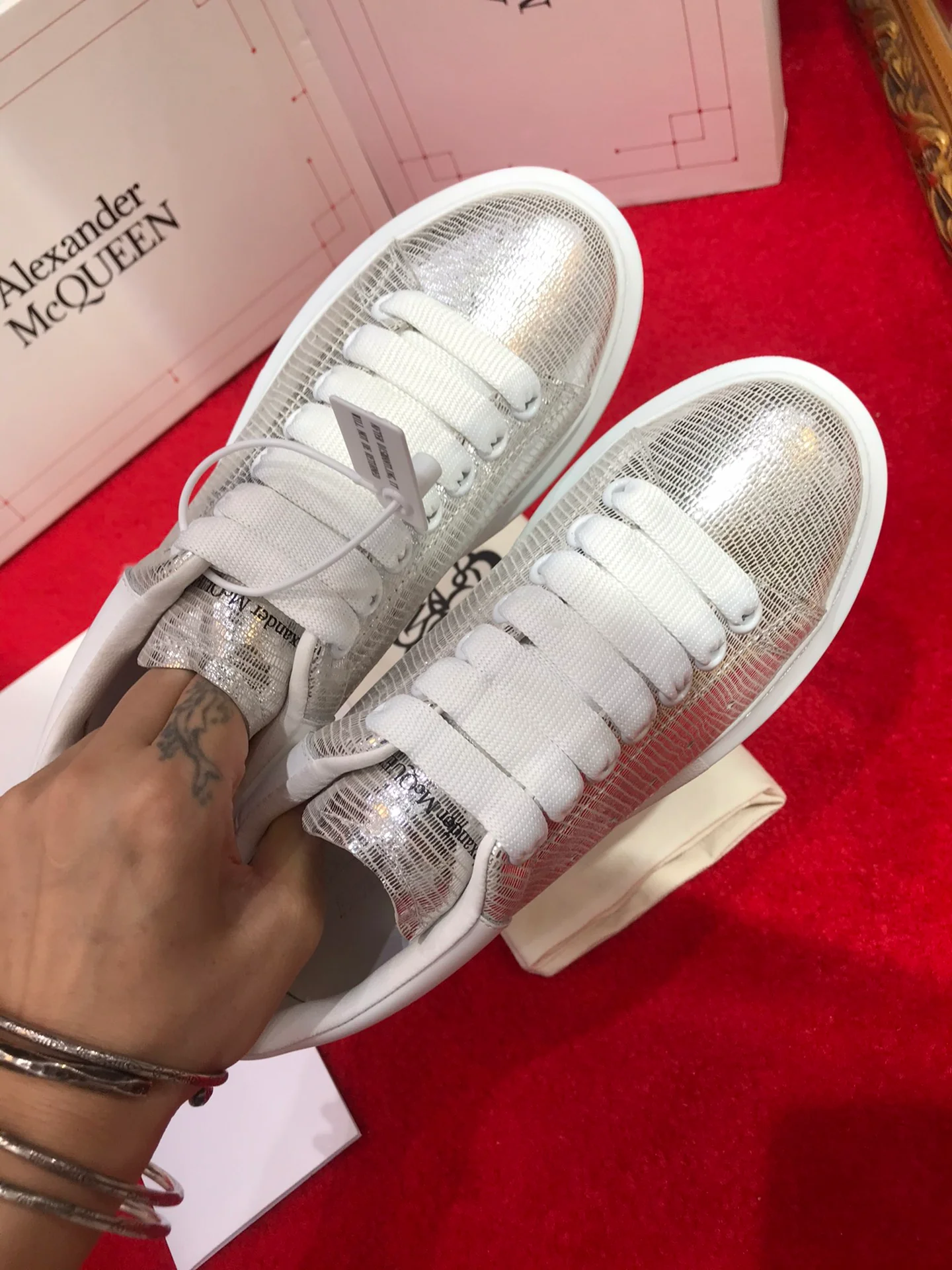 Классические белые кроссовки McQueen - полностью серебристые - с белой отделкой.