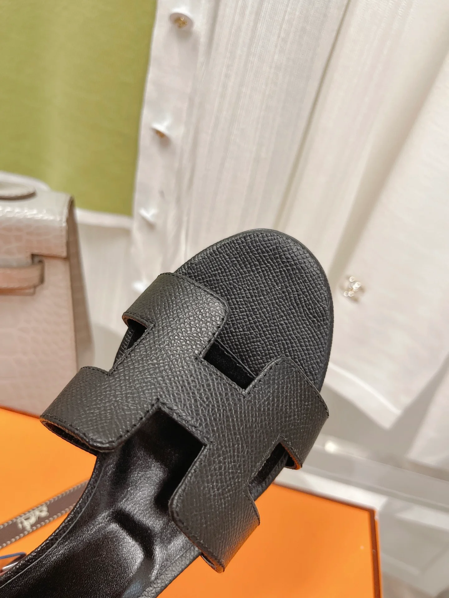 Новинка 2022 года от Hermes - Тапочки на низком каблуке с отпечатком руки - Черные