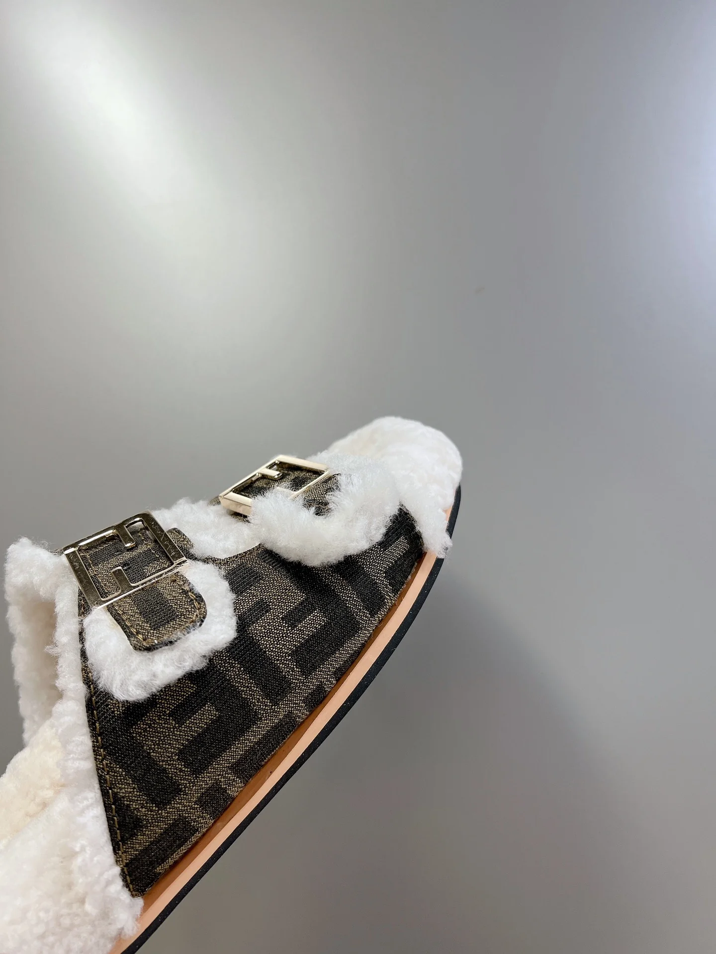 Fendi - Новинка сезона осень/зима 2022 - Меховые тапочки