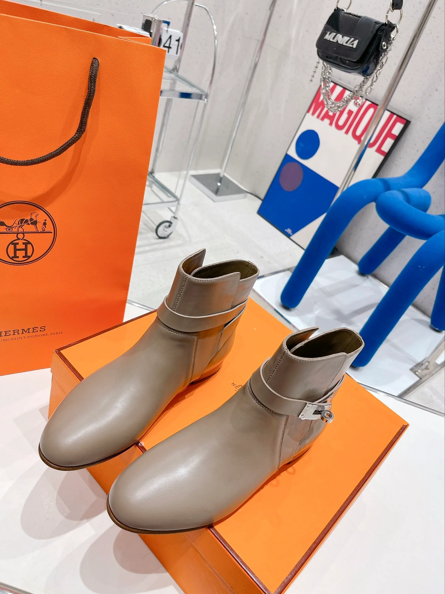 Новинка сезона осень/зима 2022 от Hermes - ботильоны Kelly с пряжкой.