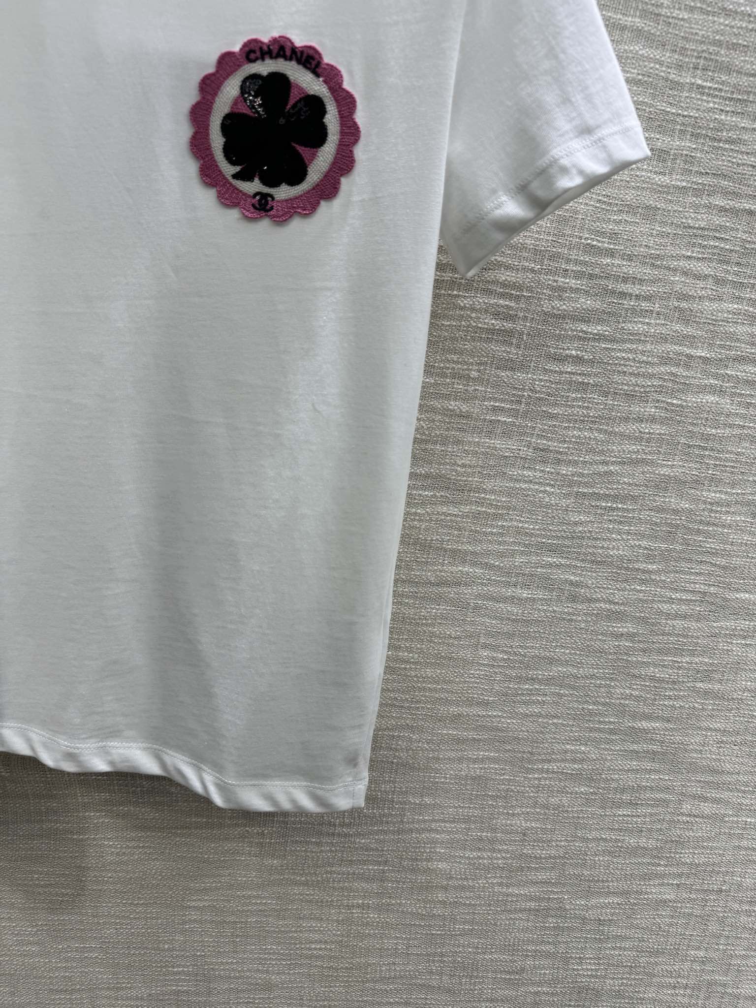 Футболка Chanel 2403 с вышитым четырехлистным клевером и круглым вырезом, с короткими рукавами - белая.