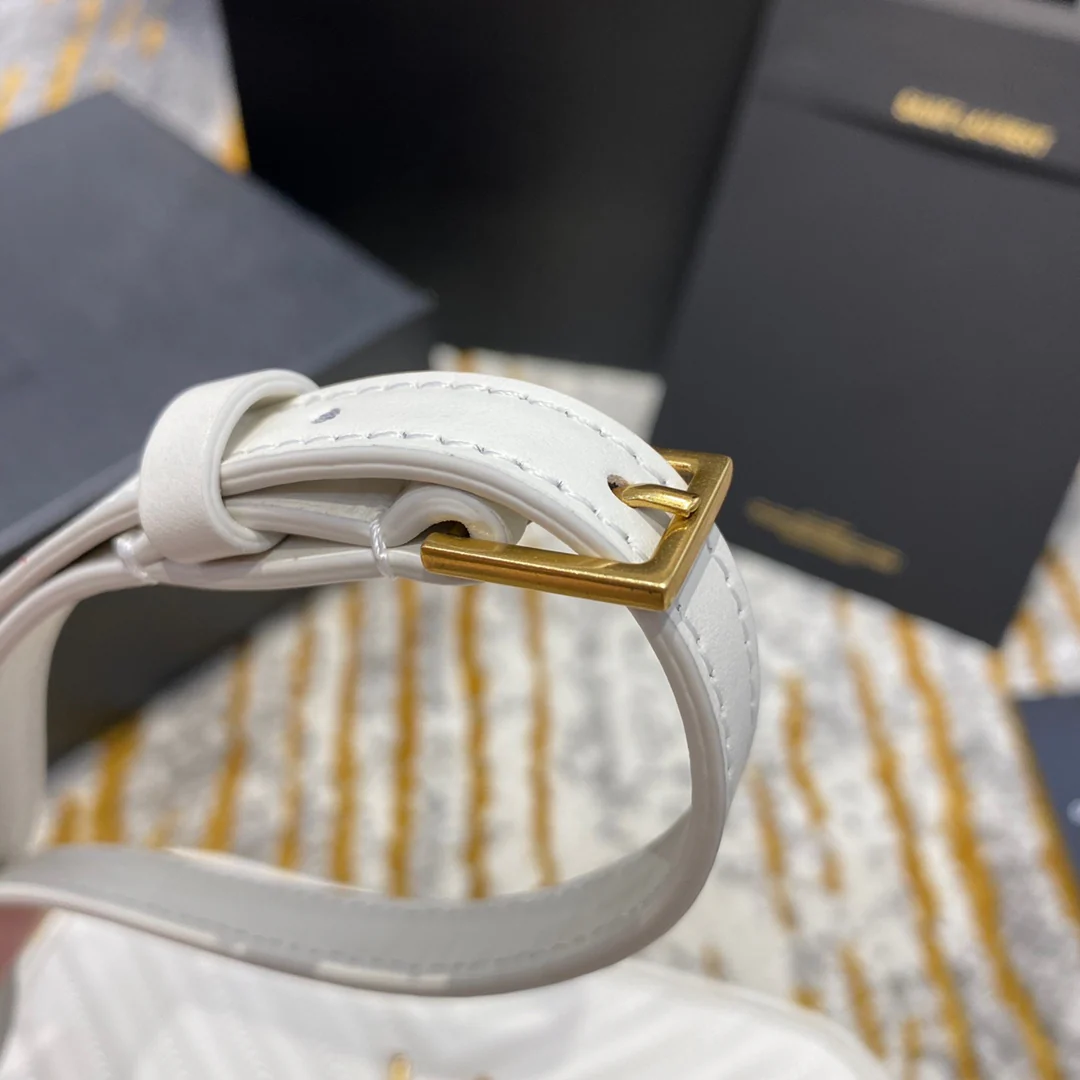 Фотосумка YSL Lou Bag — белая с золотой фурнитурой.