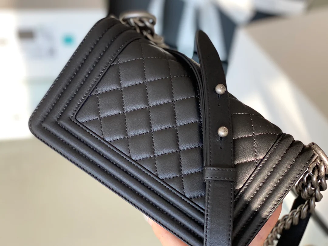 Мини-сумка Chanel Le Boy из черной телячьей кожи с винтажной серебряной пряжкой.