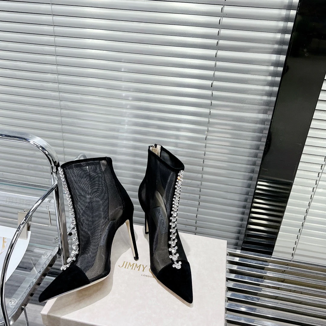 Jimmy - Новинка весны/лета 2023 - Сетчатые сапоги на шпильке, украшенные стразами.