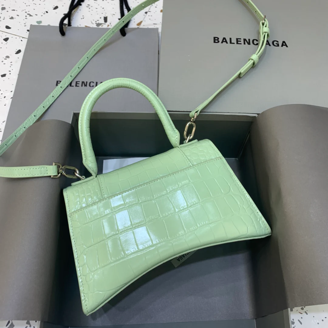 Сумка Balenciaga Hourglass — мятно-зеленая с крокодиловым принтом.