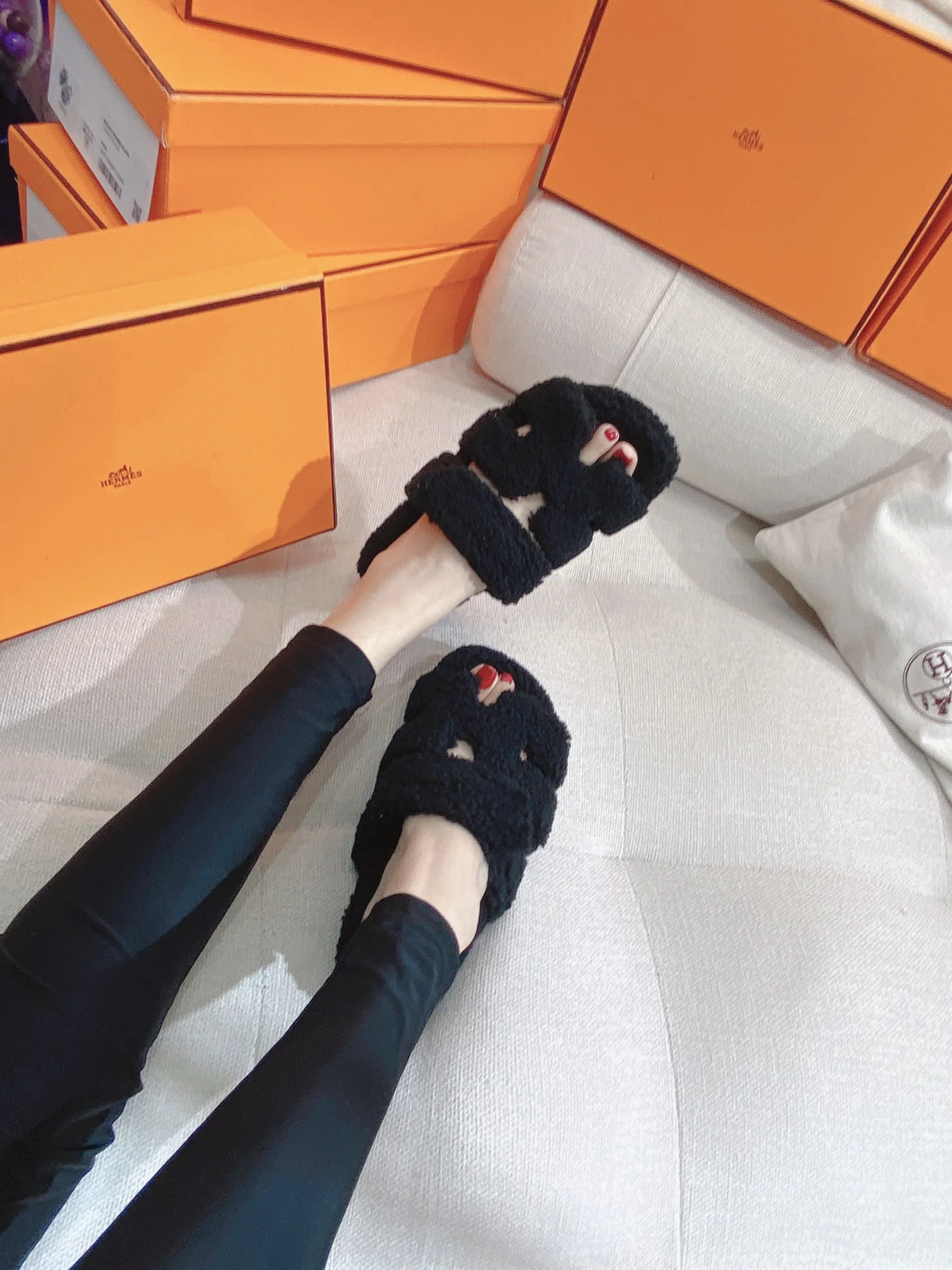 Новинка осенне-зимней коллекции Hermes 2022 — Домашние тапочки из овечьей шерсти и кожи в стиле пэчворк — Черные — Фотографии в наряде