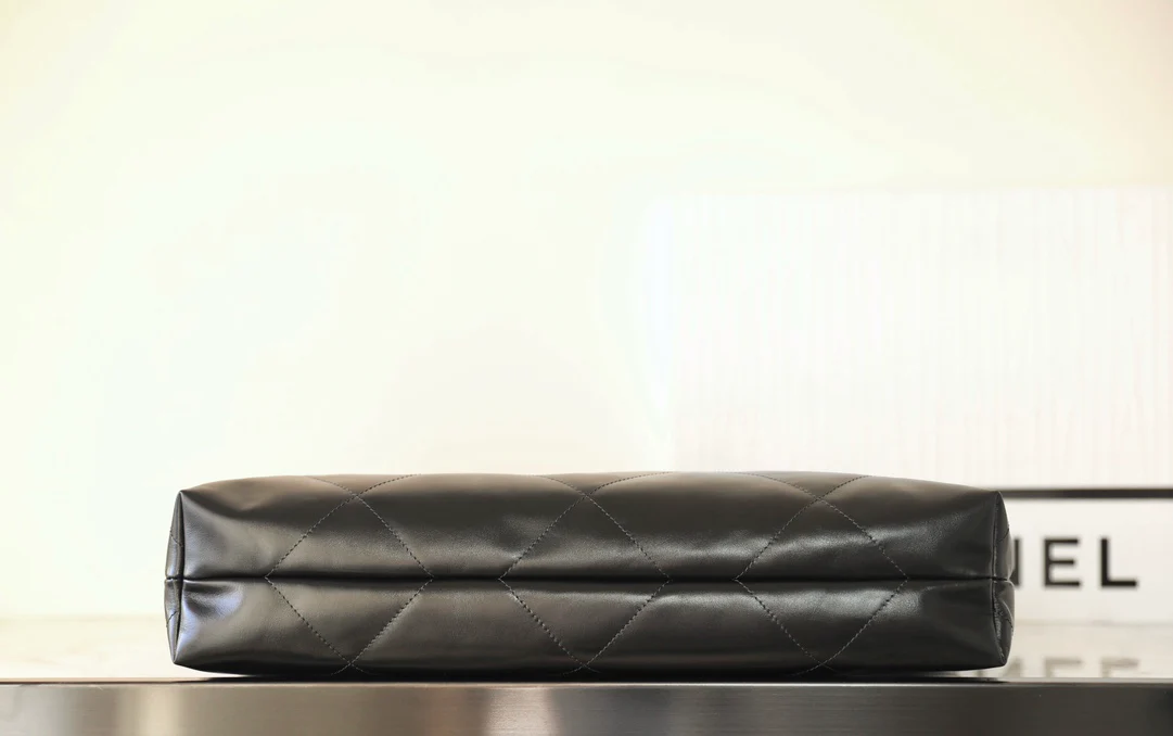 Сумка Chanel 22 (горизонтальный дизайн) - черная с золотой фурнитурой.