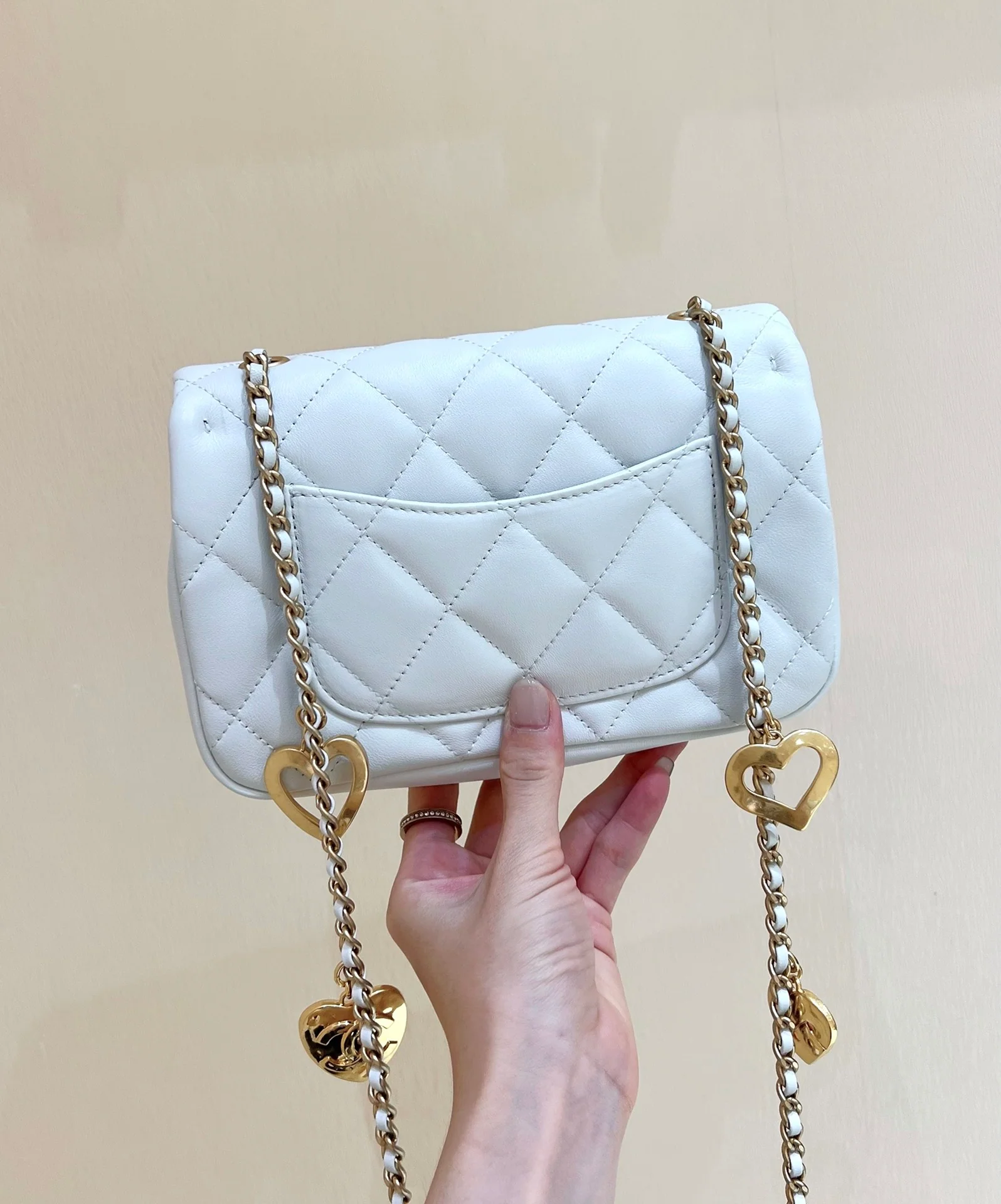 Новинка сезона осень/зима 2022 от Chanel - Сумка CF с подвеской в ??виде сердца на цепочке - Лимитированная серия - Белая