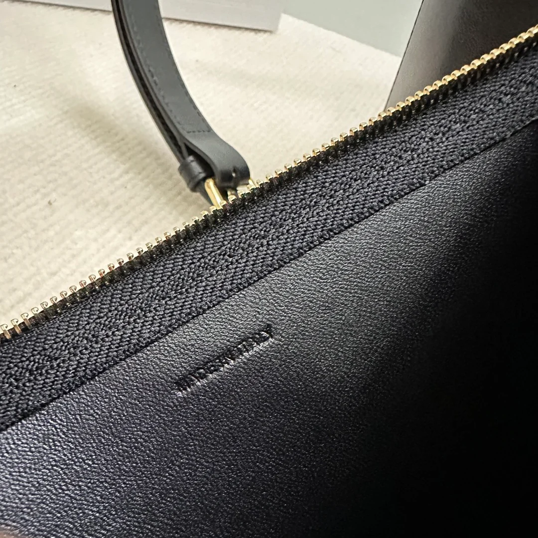 Кожаная сумка-ведро Celine Triomphe - черная