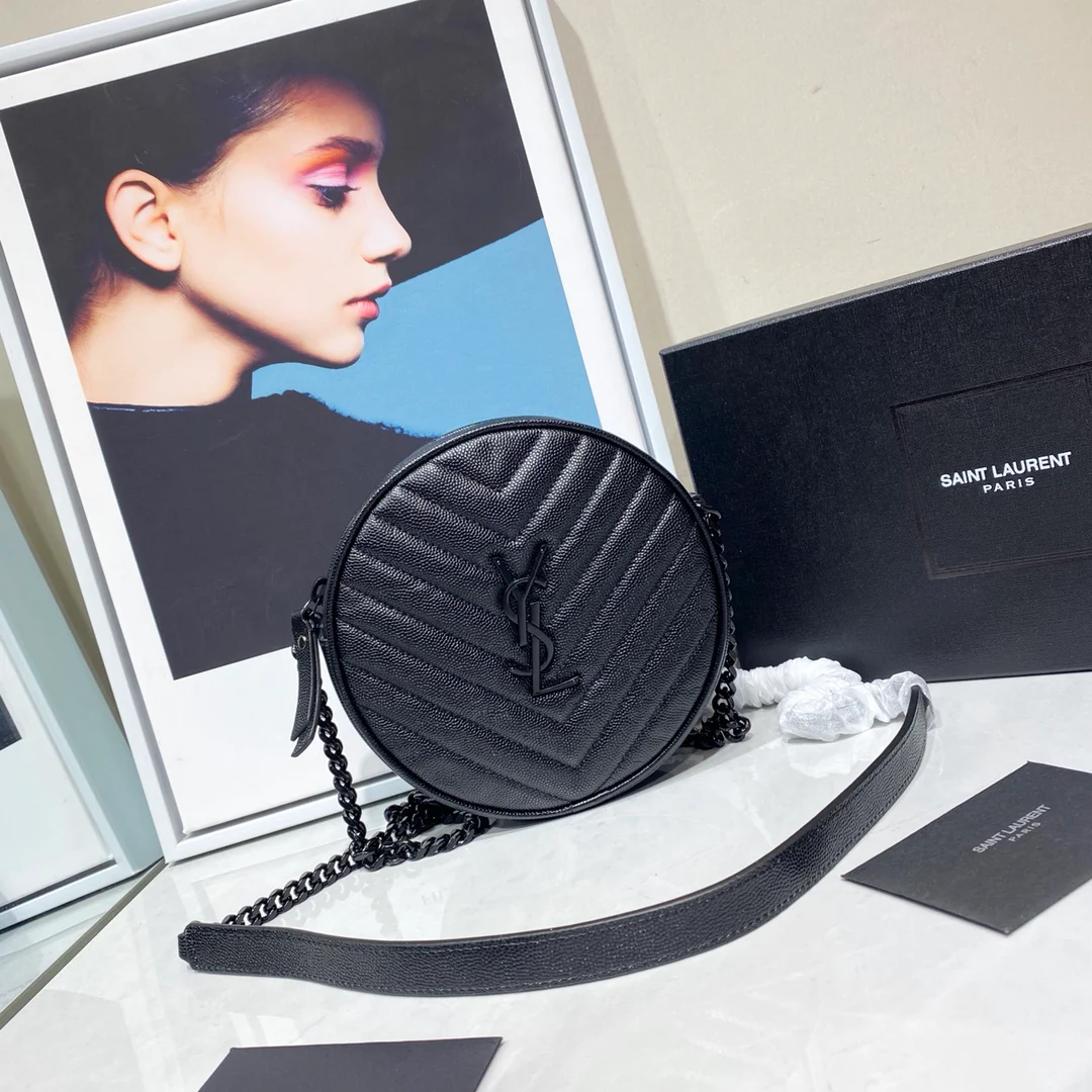 Маленькая круглая сумка YSL Vinyle - черная с черной пряжкой.