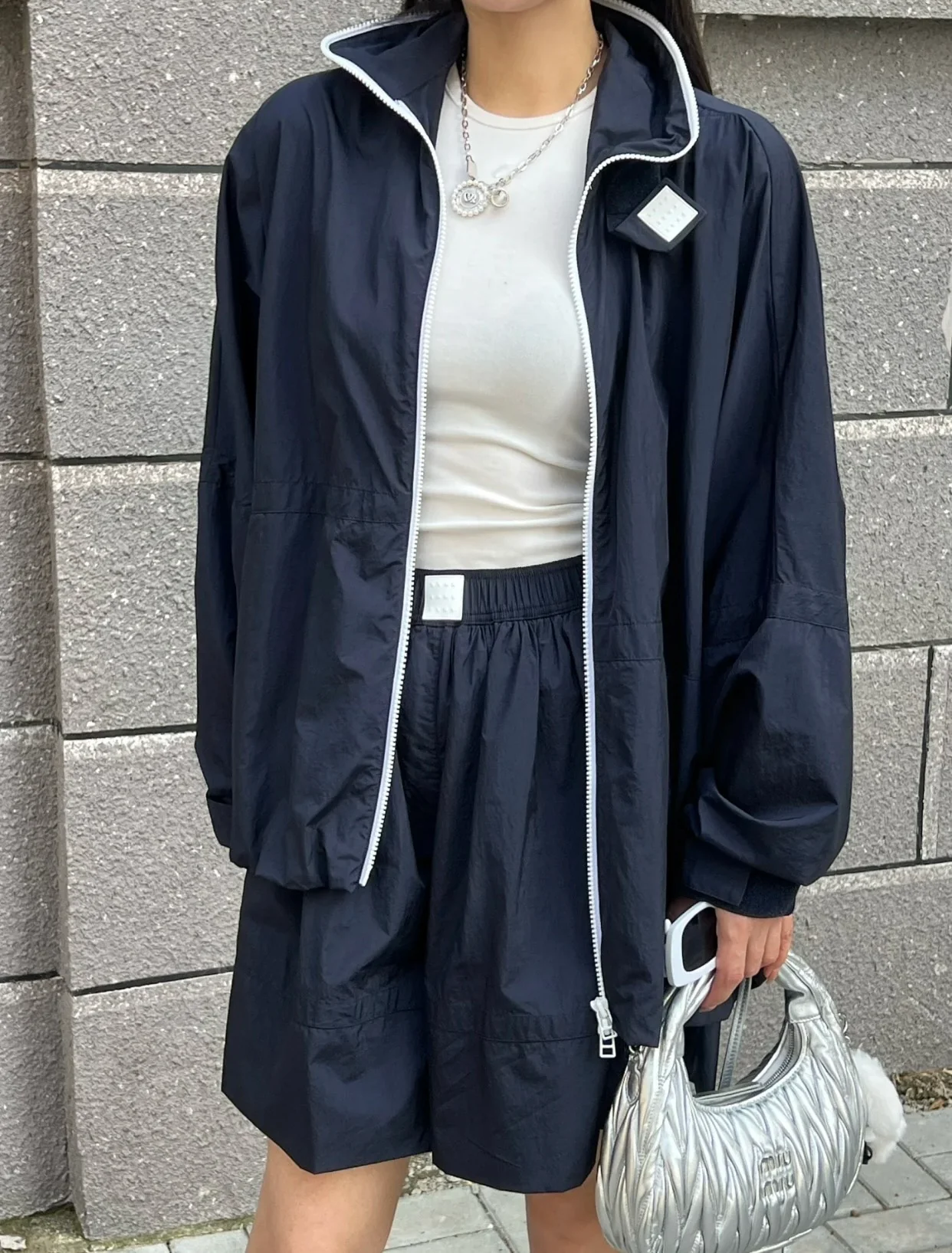 Сумка Miu Miu Wander — маленькая, из овечьей кожи — серебристая — Носите и делитесь