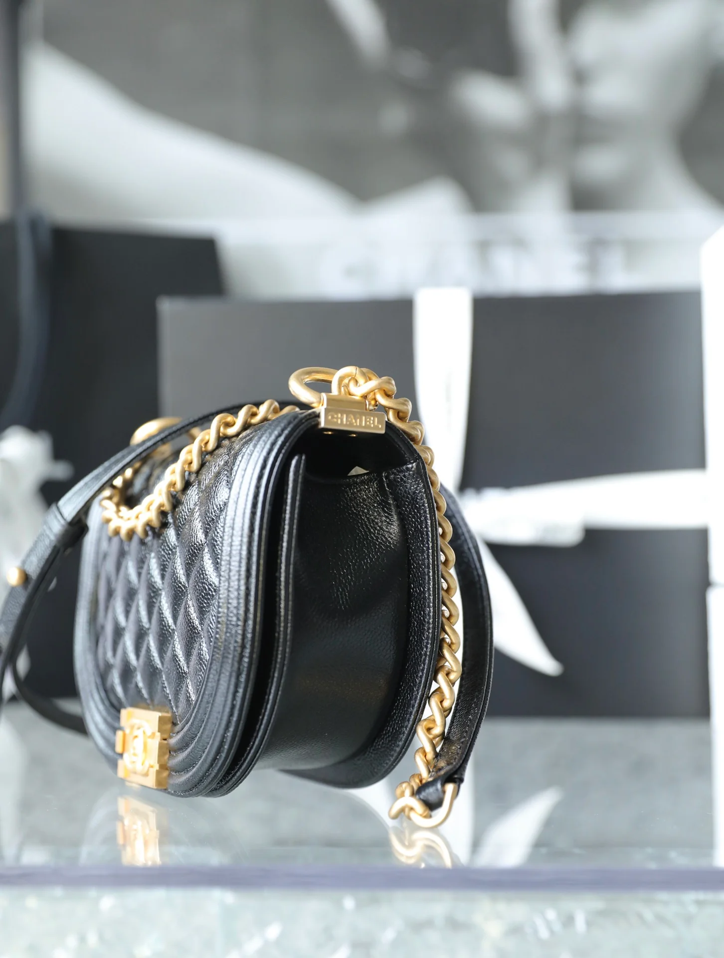 Новая кожаная сумка-мессенджер Chanel Métiers d'Art Saddle.