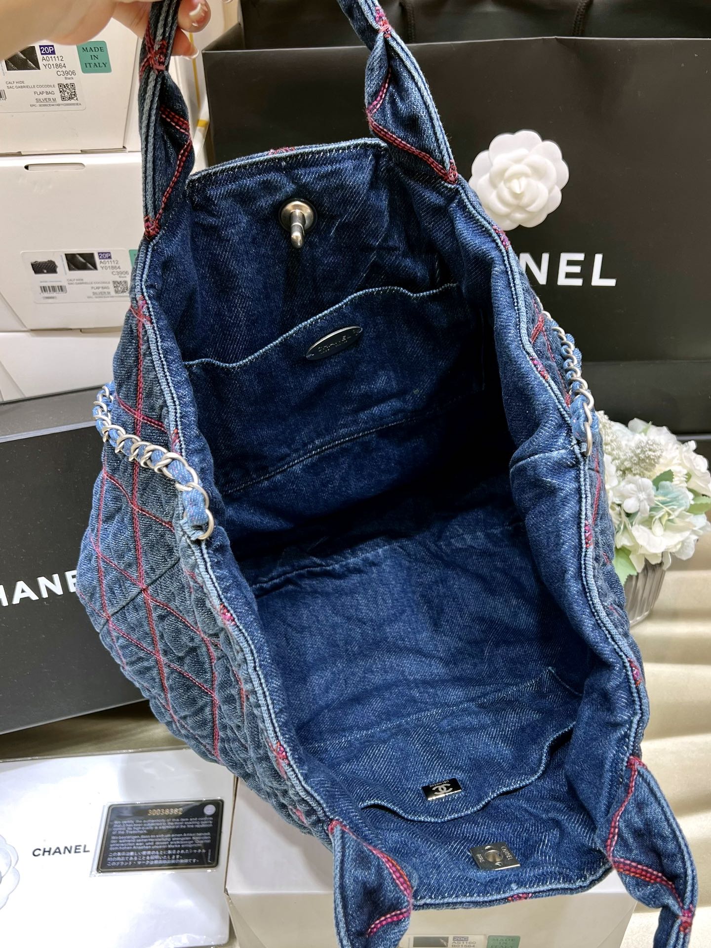 Коллекция Chanel 2022 Métiers d'Art - Пляжная коллекция, джинсовая сумка-шоппер