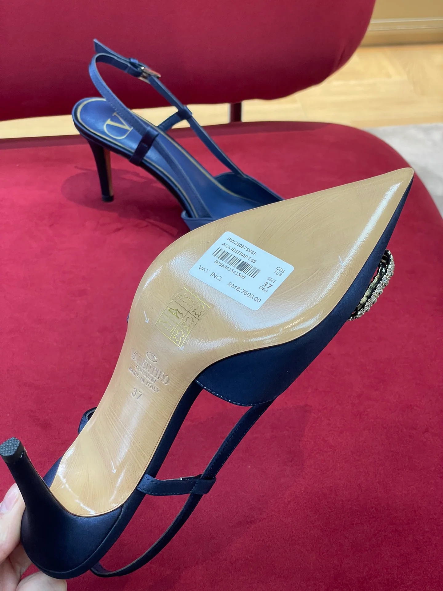 Новинка сезона осень/зима 2022 от Valentino - атласные туфли на каблуке с разрезом и стразами - королевский синий.