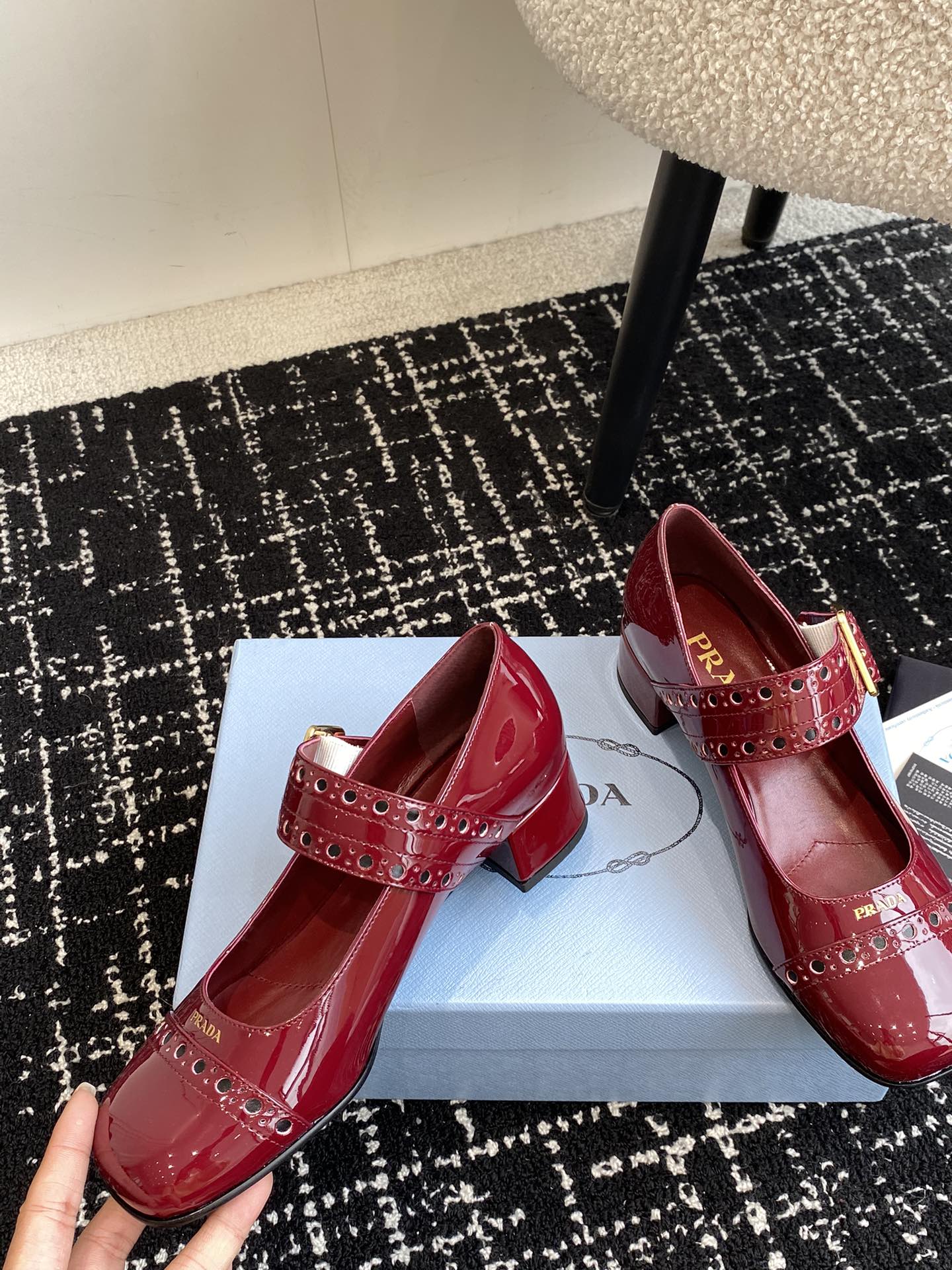Туфли-мэри-джейн Prada 2024 в стиле ретро - красные