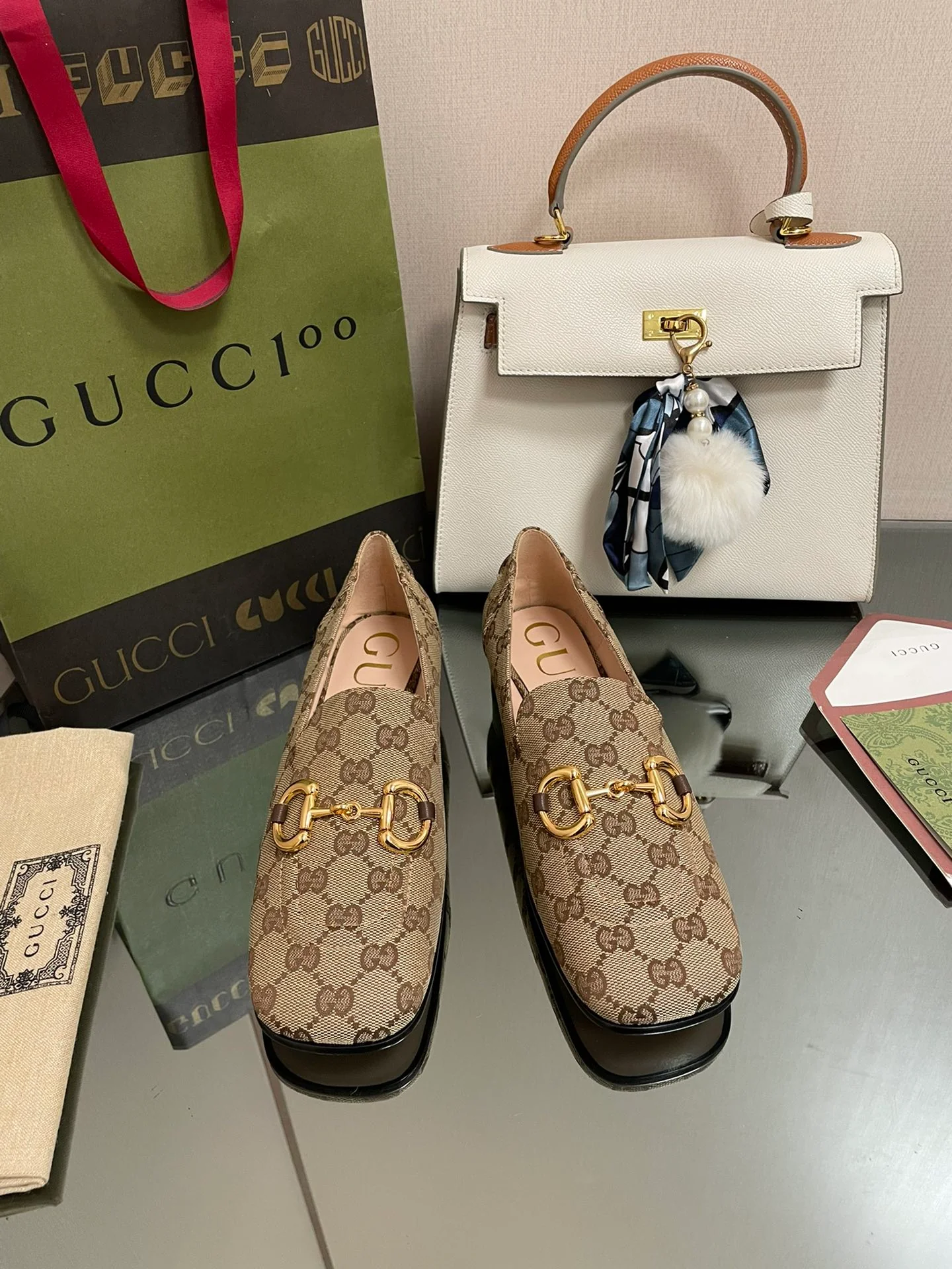 Gucci - Балетки с квадратным носком и закрытым носком - Небольшой монограммный узор - Абрикосовый цвет