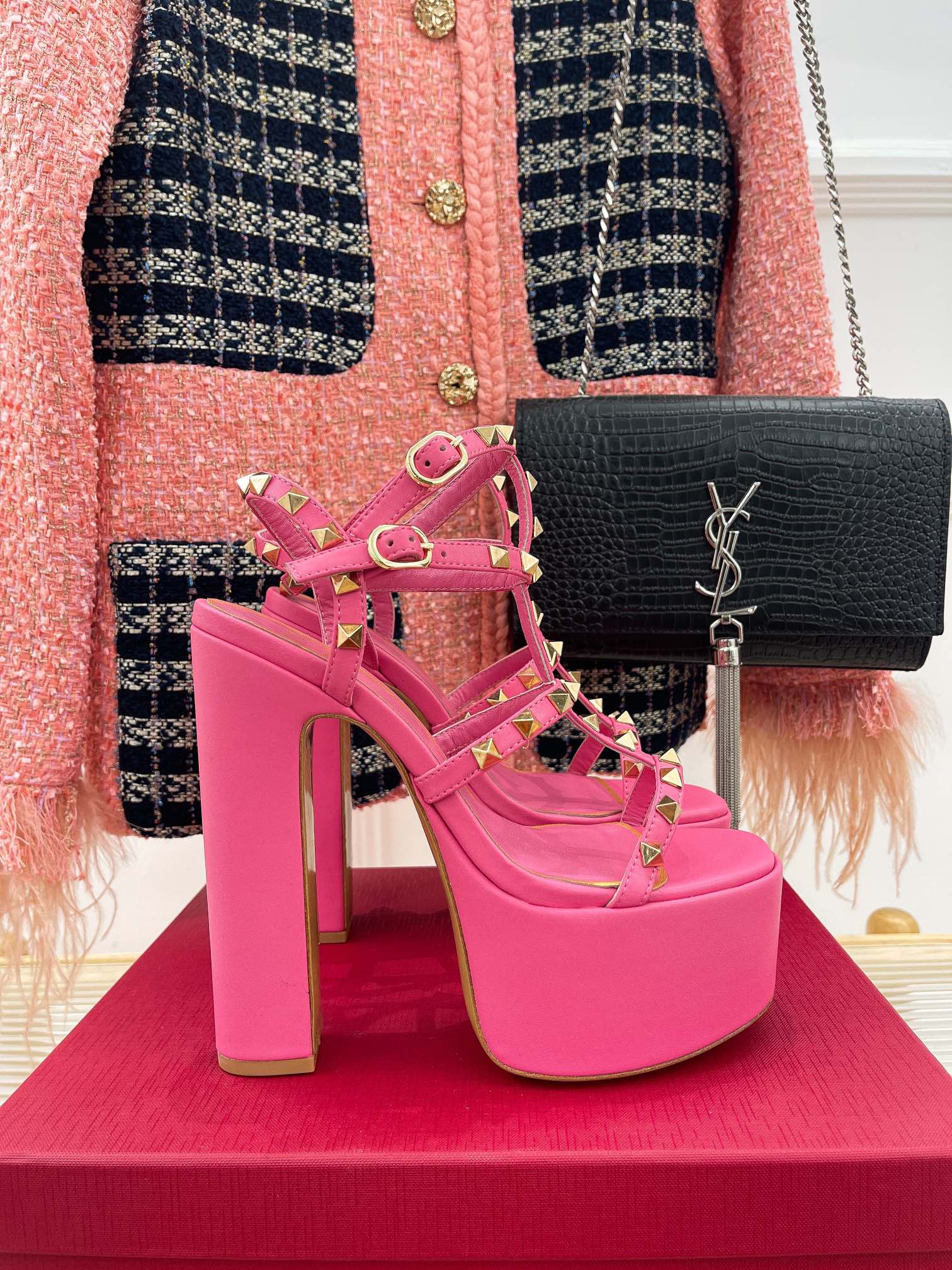 Босоножки на высокой платформе Valentino с заклепками — розовые