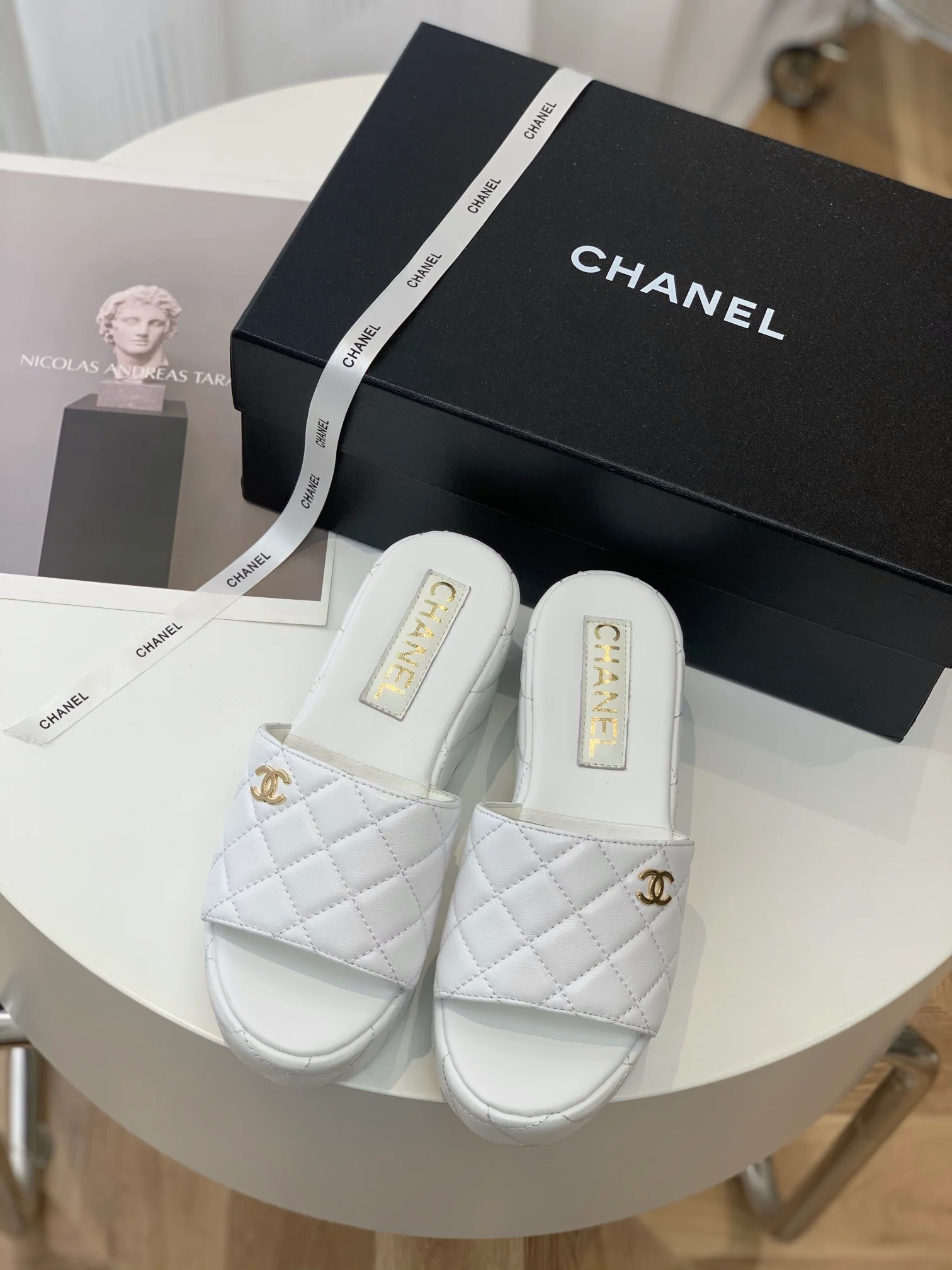 Новинка 2023 года от Chanel - Тапочки на платформе с ромбовидным узором - Белые - 1 шт.