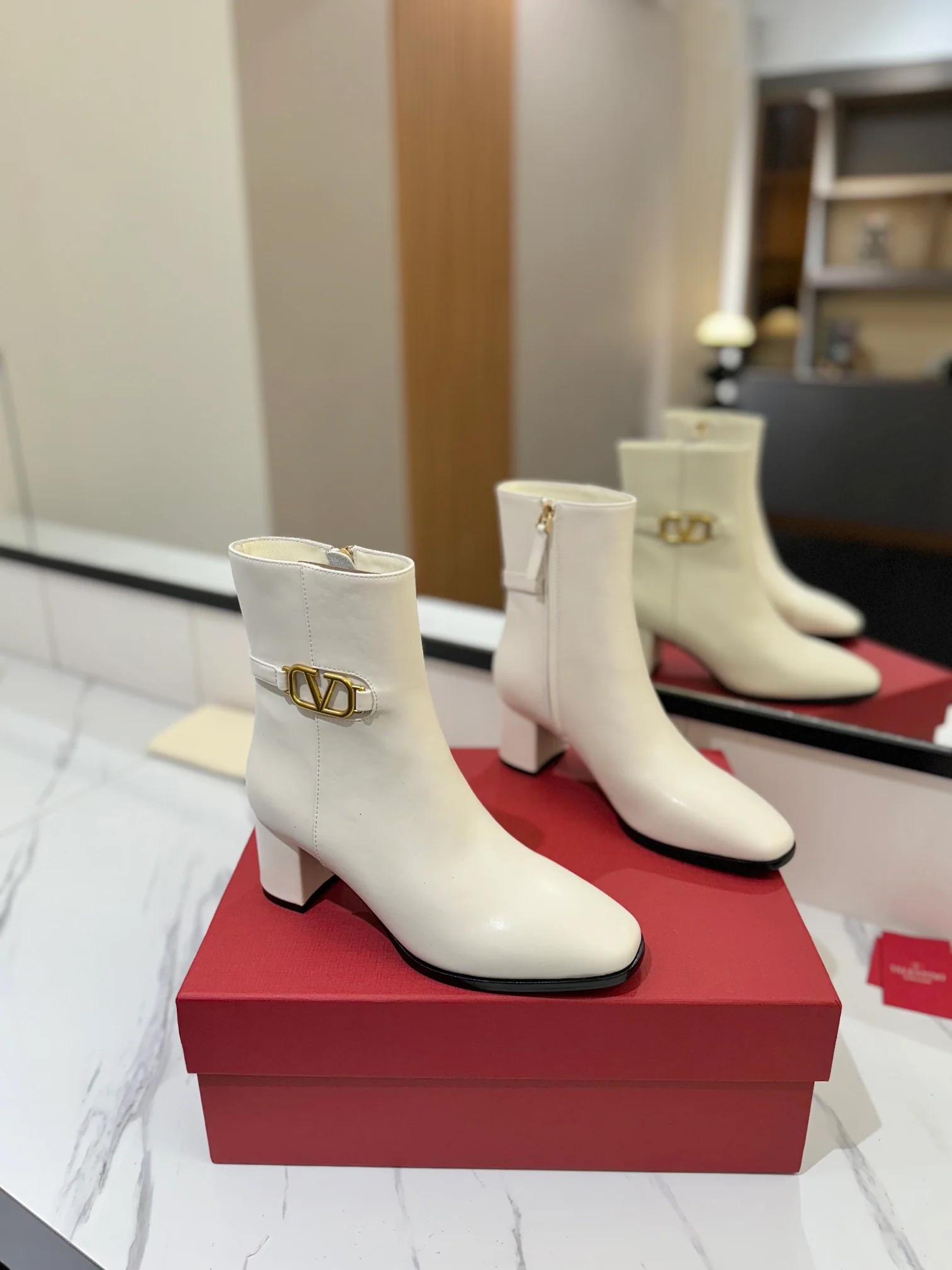 Valentino 2024 - Белые сапоги для верховой езды с логотипом V сбоку