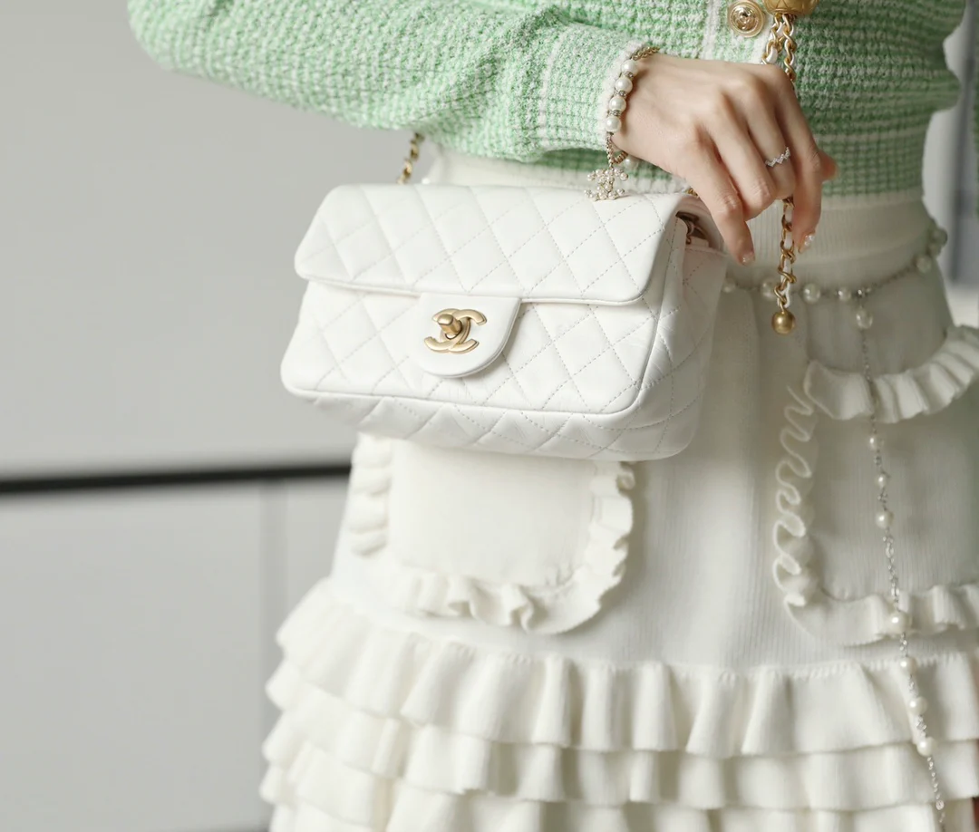 Chanel - Золотая сумка-клапан с шариком из углеродного волокна - Белая