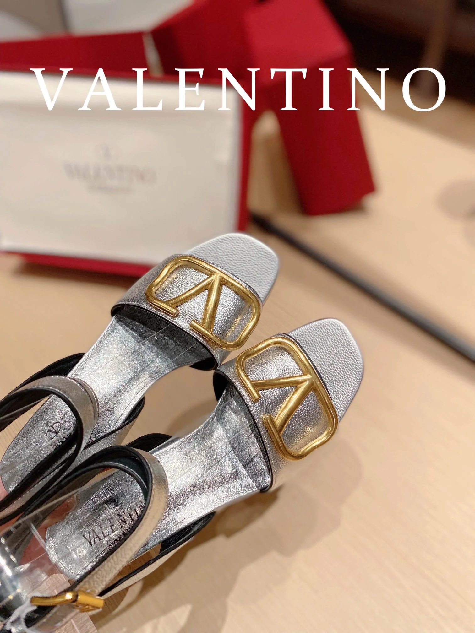 Valentino - Сандалии и туфли на массивном каблуке