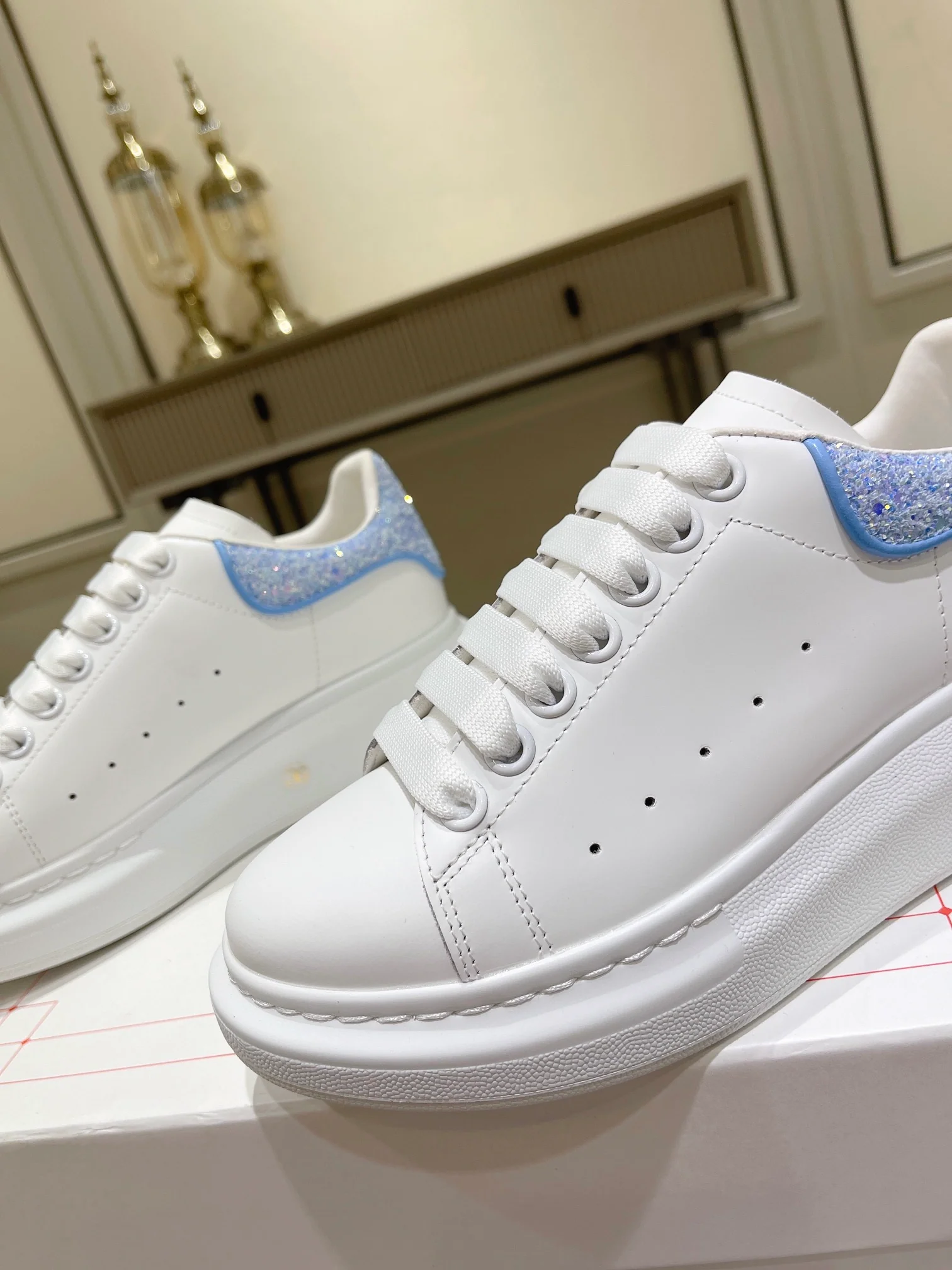 McQueen - Премиум-издание классических белых кроссовок с кристально-голубыми блестками