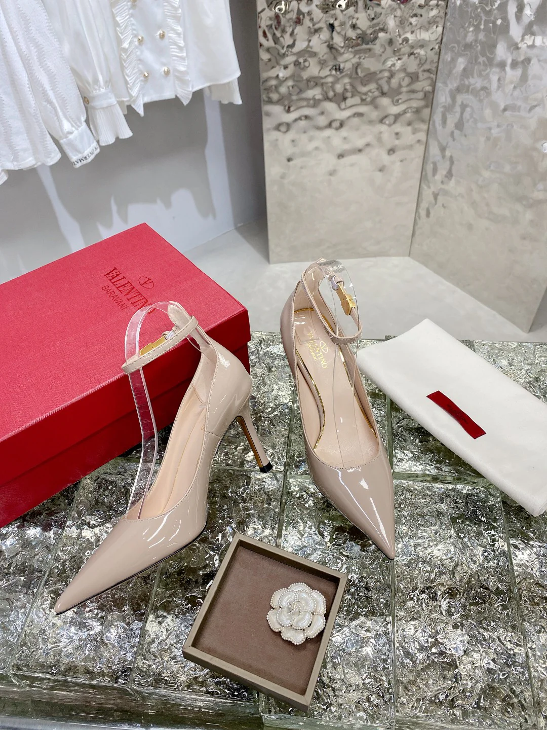 Новинки сезона ?Начало осени? от Valentino 2022 — туфли на высоком каблуке.