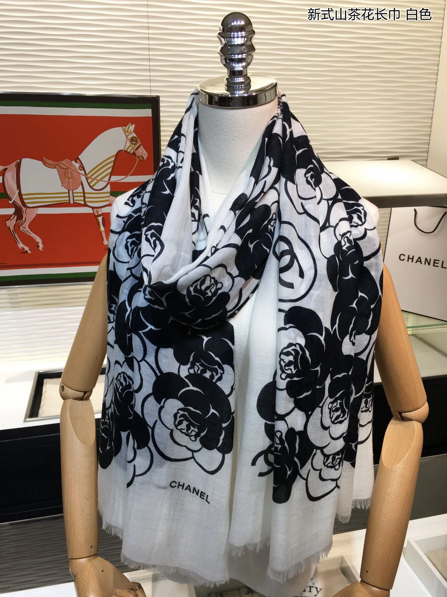 Chanel - Новый шарф ?Камелия? - 110-200 см - 100% - Кашемир премиум-класса - Белый