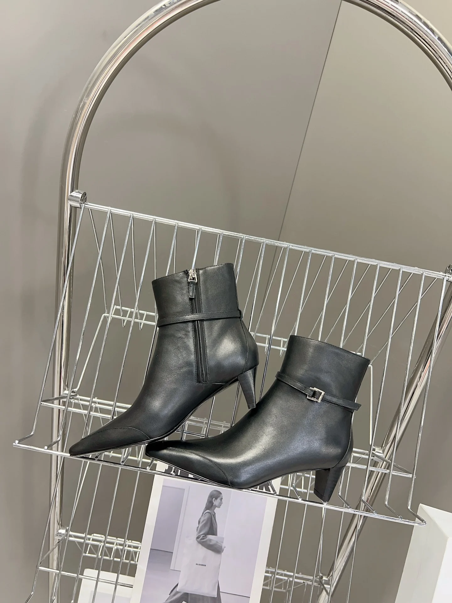 Новинка сезона ?Ранняя осень 2023? от Celine: ботильоны на низком каблуке с острым носком, черная кожа.