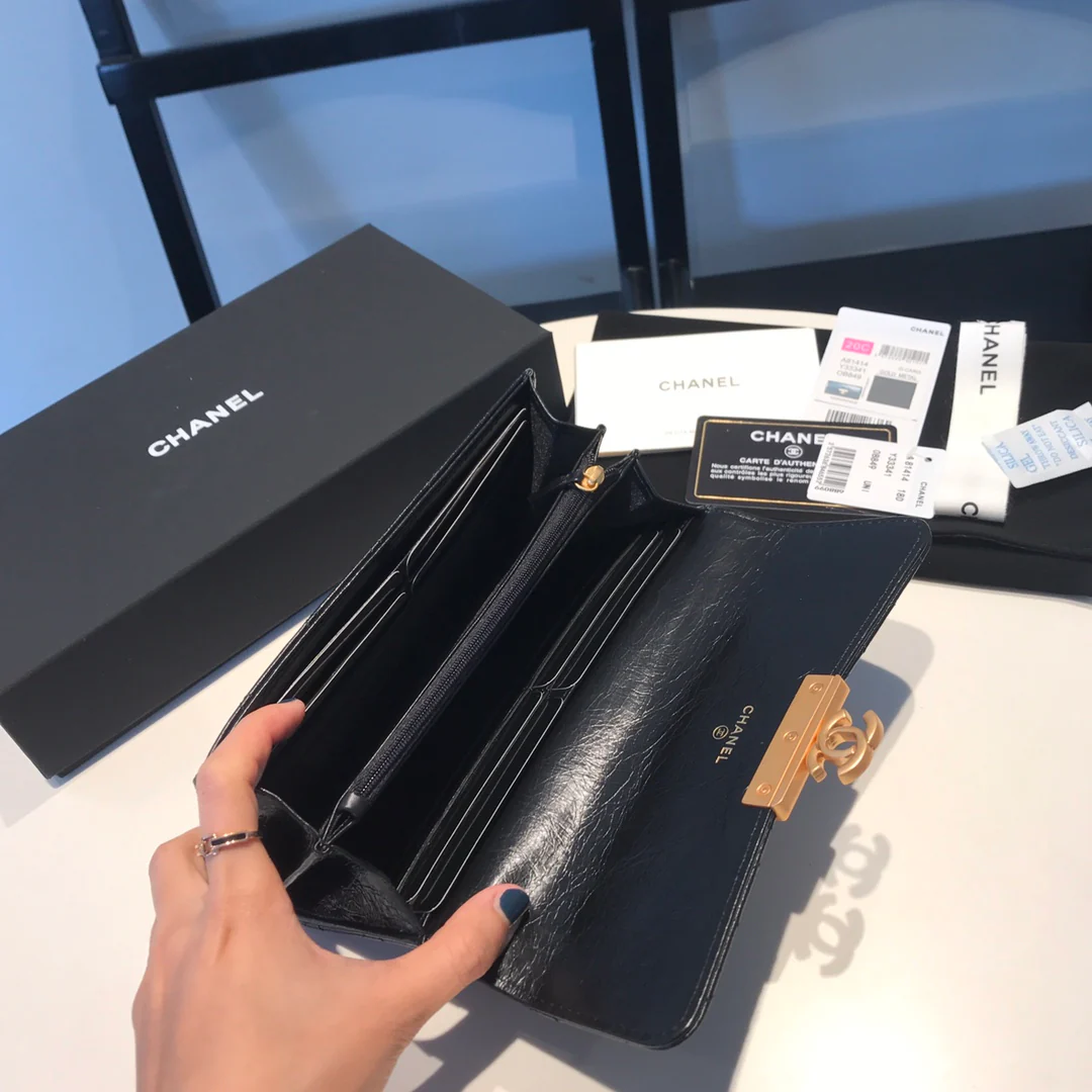 Длинный кошелек Chanel с клапаном из вощеной коровьей кожи.