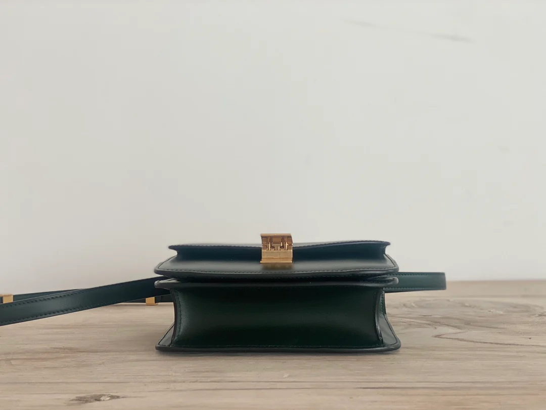 Сумка Celine Box-Tteen из полированной телячьей кожи — темно-зеленая.