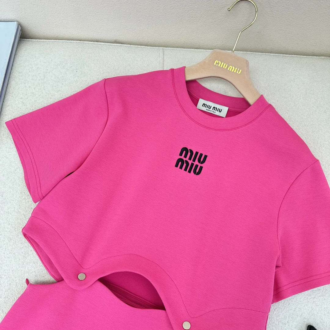 Miu Miu - 2404-24ss Весна/Лето Новинка Укороченное платье с короткими рукавами, которое можно носить как в сложенном, так и в раскладном виде - Розовое