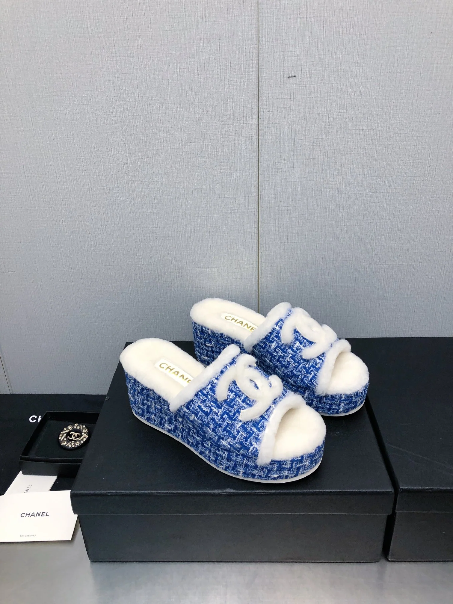 Новинка сезона осень/зима 2023 от Chanel - шерстяные сандалии в клетку - темно-синие.